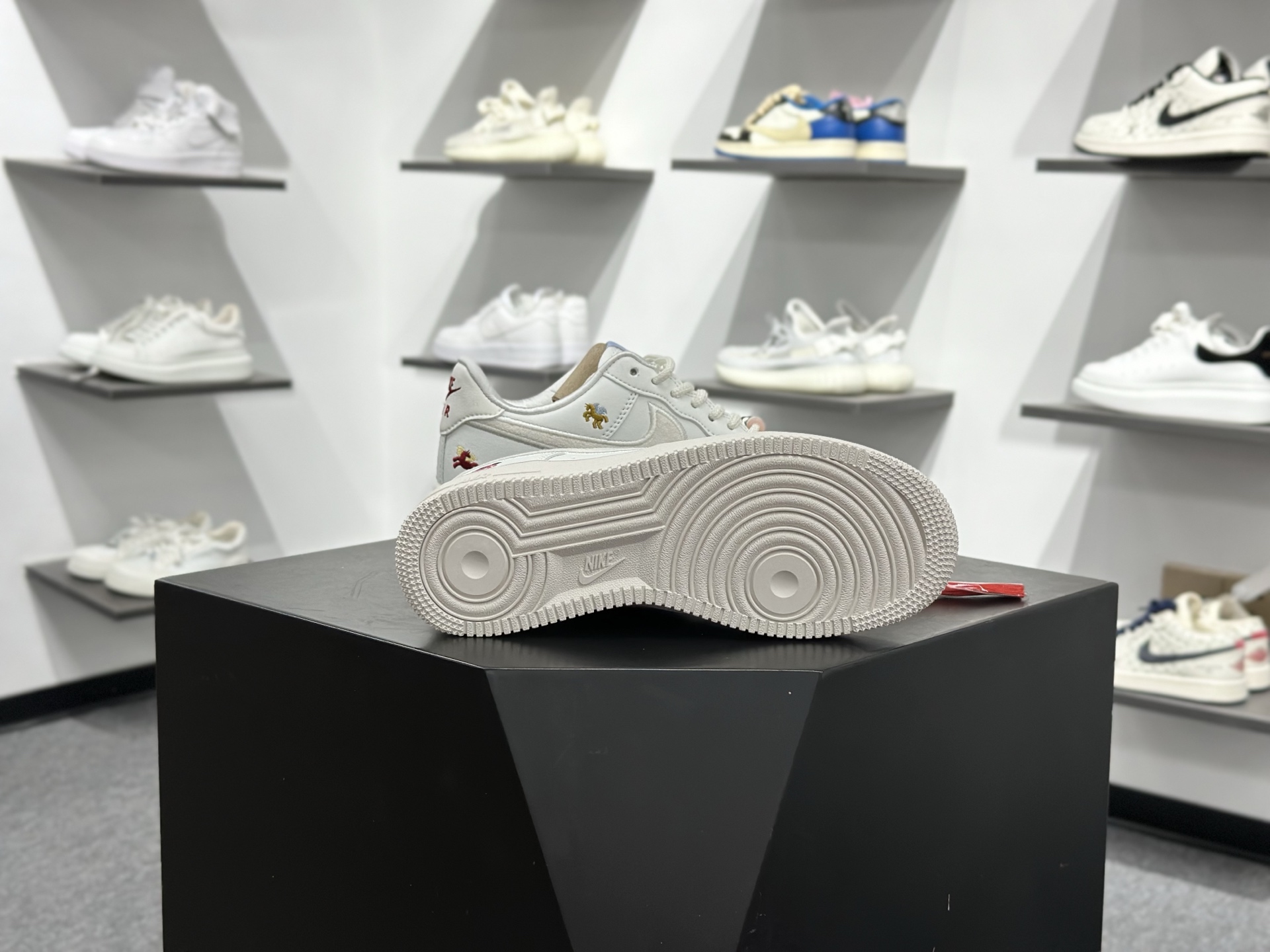 Nike Air Force 1 Low 07 小马刺绣 IQ1143-100 Nike Air Force 1 Low 07 小马刺绣 IQ1143-100