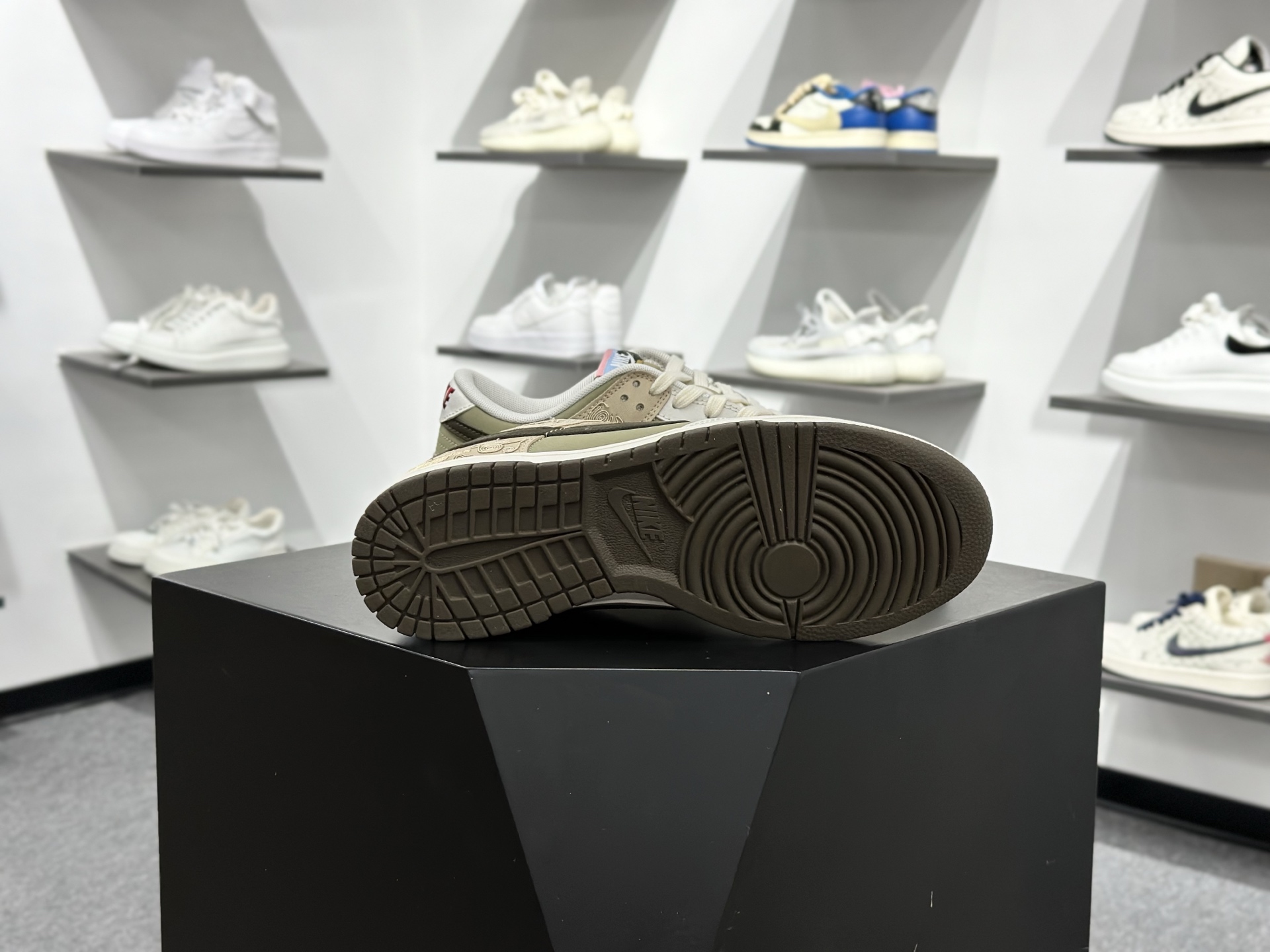Nike Dunk Low Retro ‘DIY高端定制’耐克 低帮休闲运动板鞋 IQ1118-220 Nike Dunk Low Retro ‘DIY高端定制’耐克 低帮休闲运动板鞋 IQ1118-220