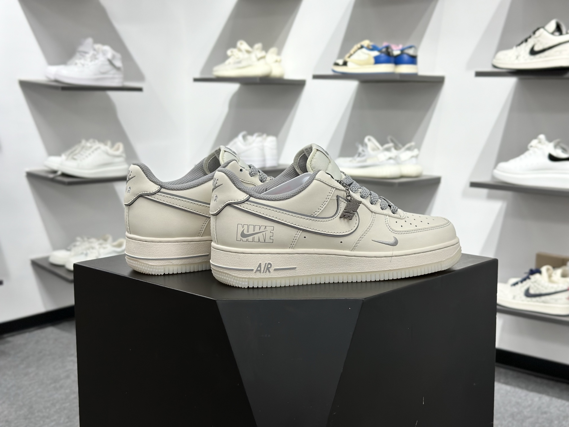 NIKE AIR FORCE 1‘07 LV8 SM6668-133 NIKE AIR FORCE 1‘07 LV8 SM6668-133