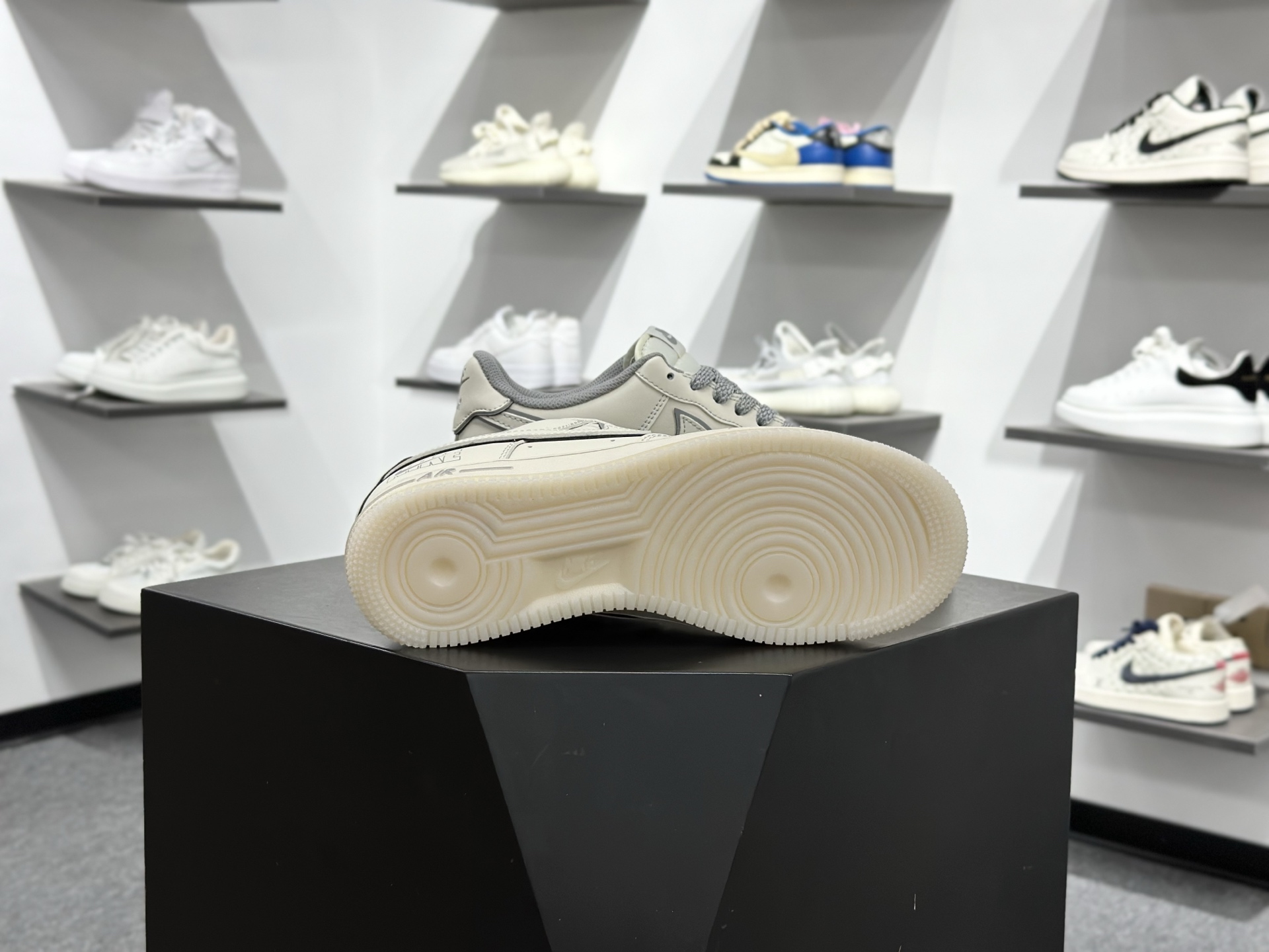 NIKE AIR FORCE 1‘07 LV8 SM6668-133 NIKE AIR FORCE 1‘07 LV8 SM6668-133
