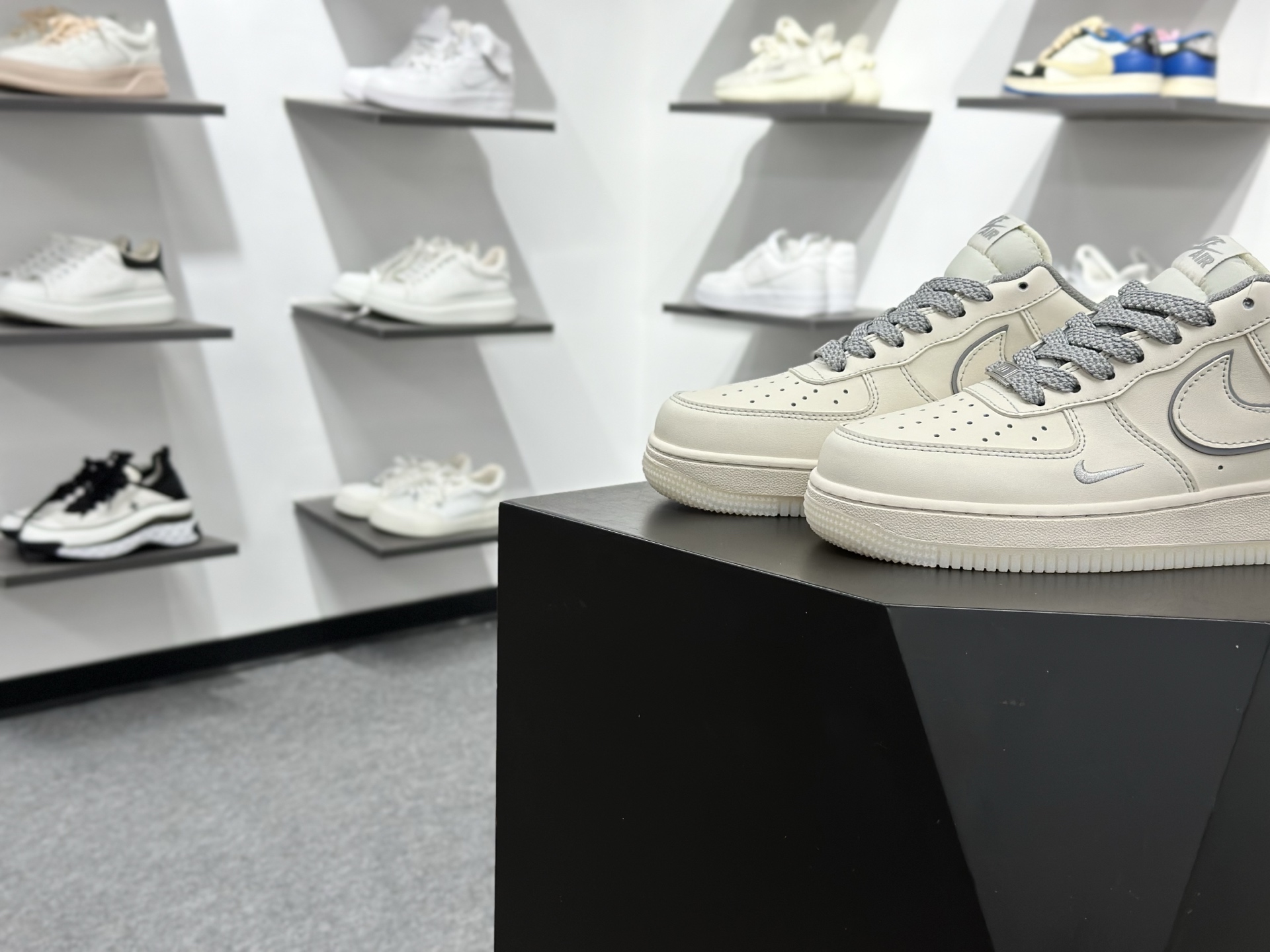 NIKE AIR FORCE 1‘07 LV8 SM6668-133 NIKE AIR FORCE 1‘07 LV8 SM6668-133