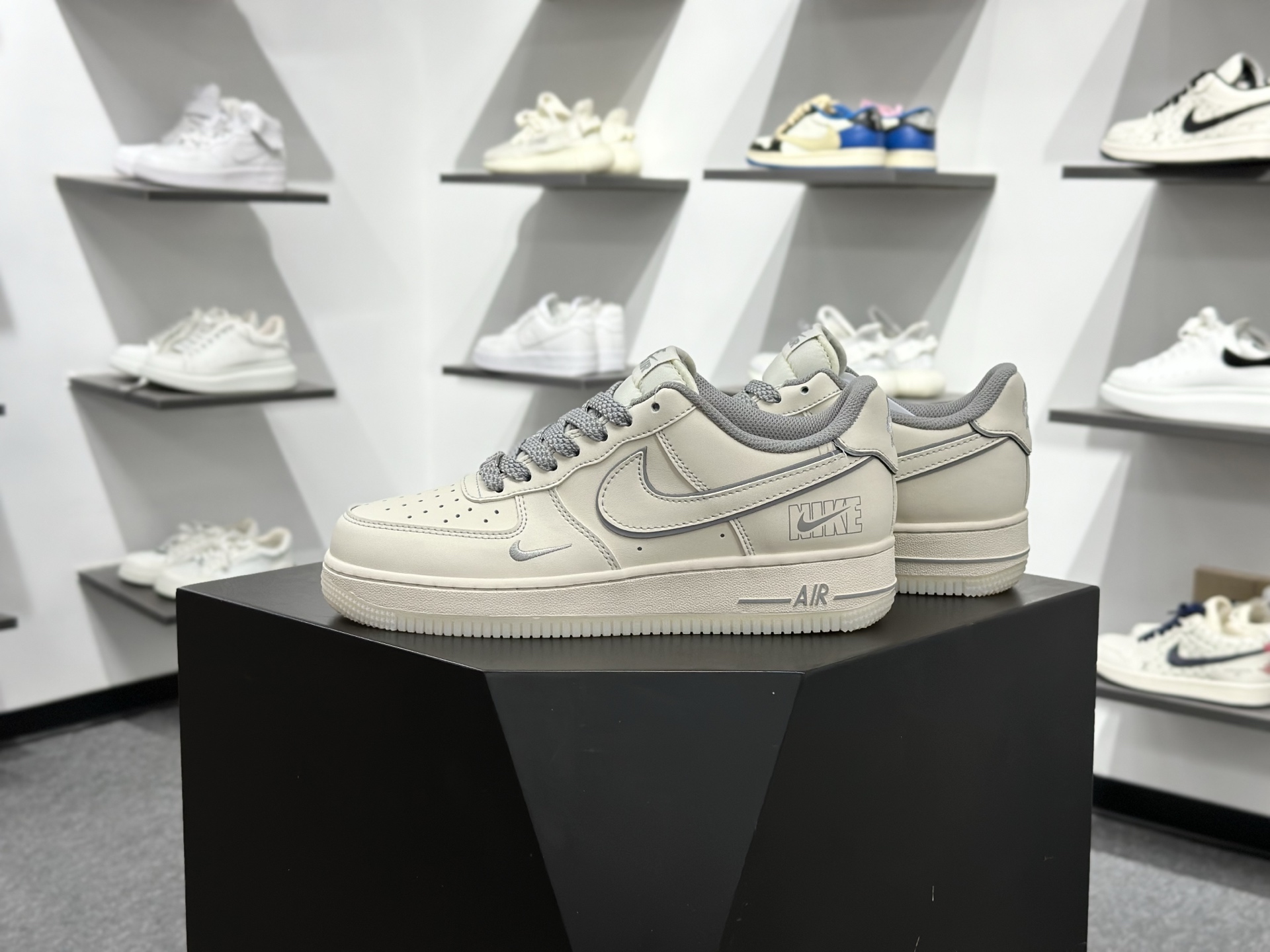 NIKE AIR FORCE 1‘07 LV8 SM6668-133 NIKE AIR FORCE 1‘07 LV8 SM6668-133