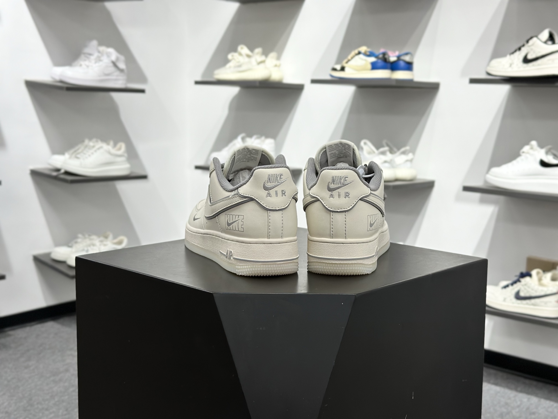 NIKE AIR FORCE 1‘07 LV8 SM6668-133 NIKE AIR FORCE 1‘07 LV8 SM6668-133