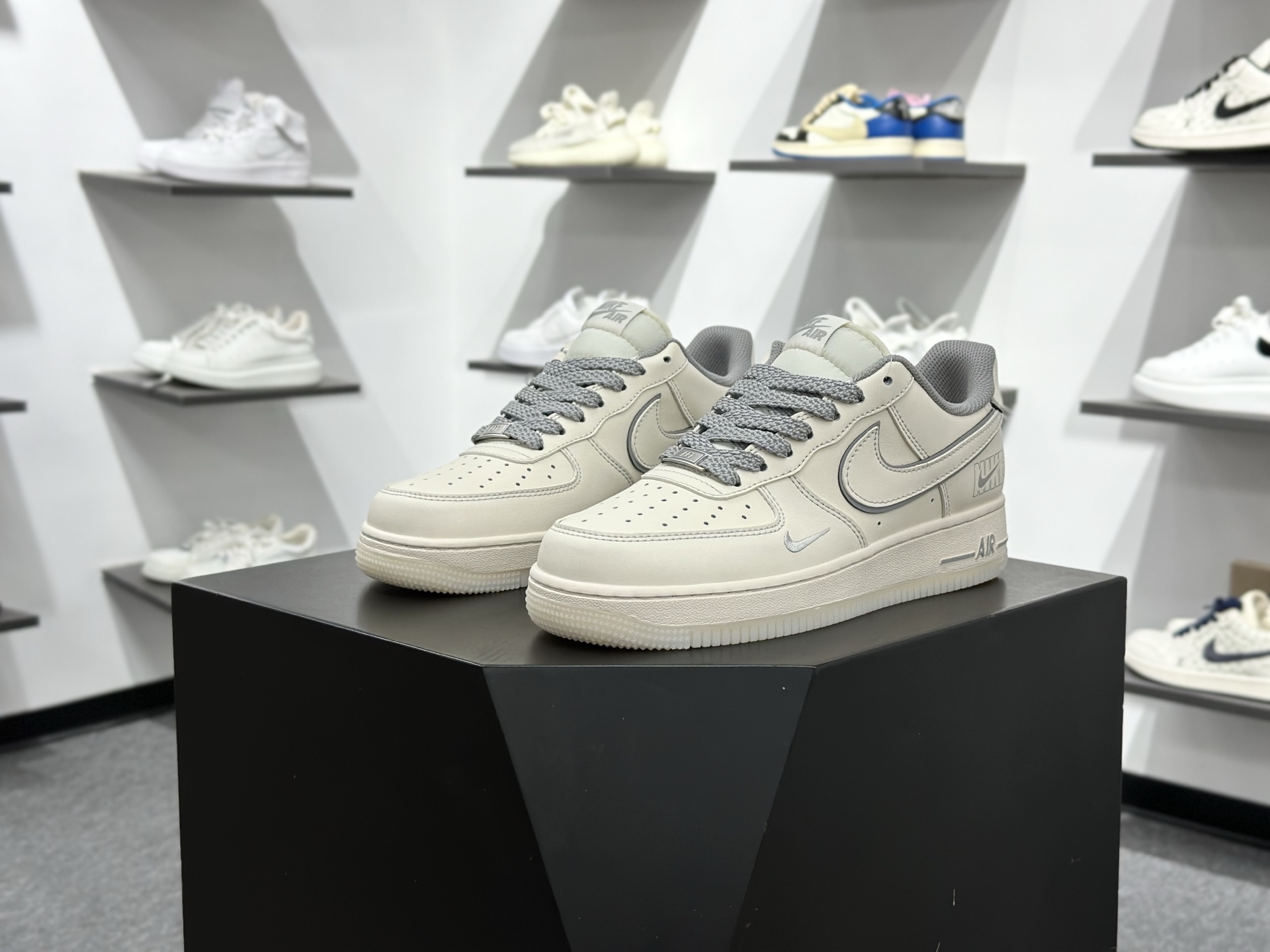 NIKE AIR FORCE 1‘07 LV8 SM6668-133 NIKE AIR FORCE 1‘07 LV8 SM6668-133
