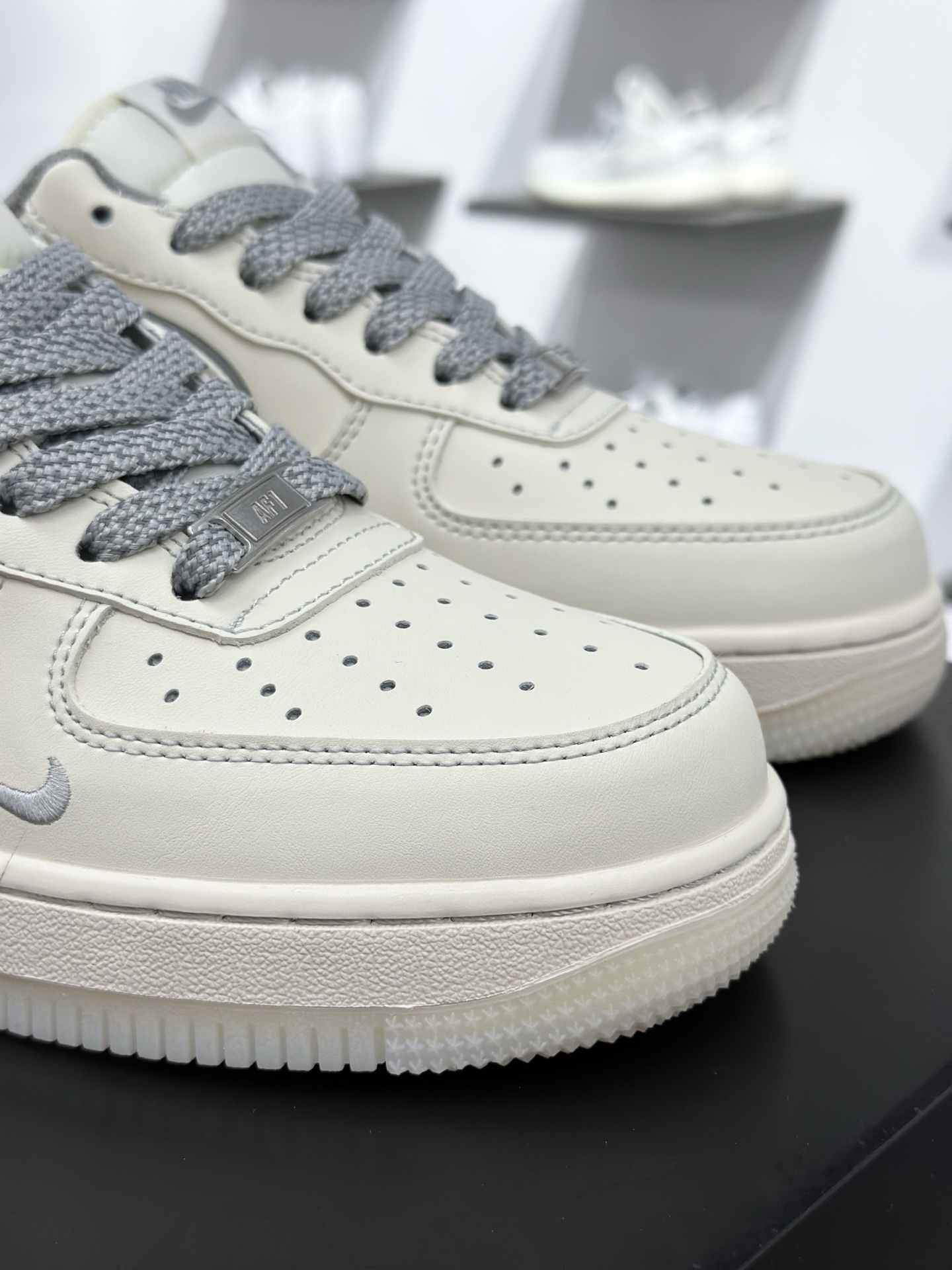 NIKE AIR FORCE 1‘07 LV8 SM6668-133 NIKE AIR FORCE 1‘07 LV8 SM6668-133