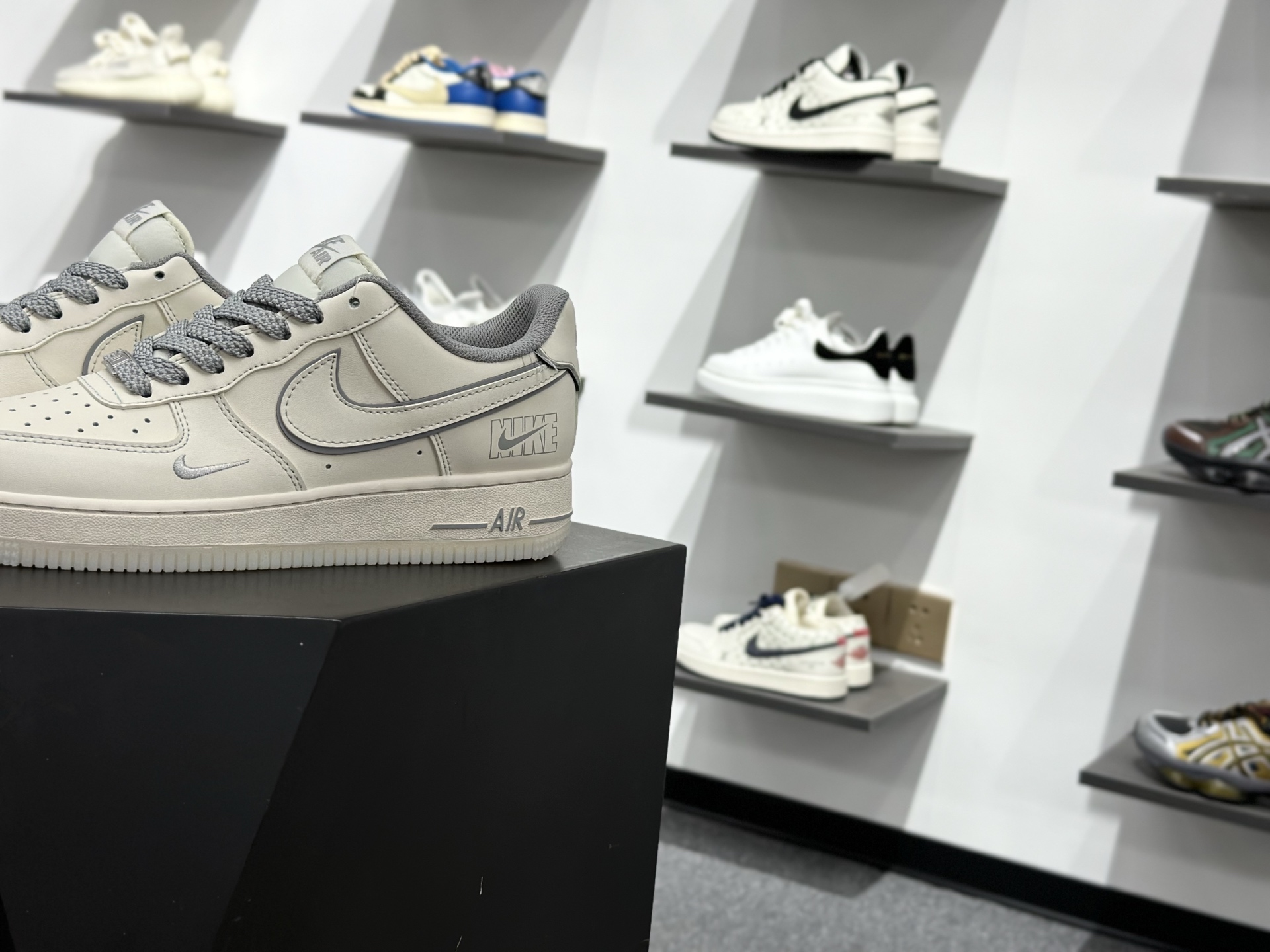 NIKE AIR FORCE 1‘07 LV8 SM6668-133 NIKE AIR FORCE 1‘07 LV8 SM6668-133
