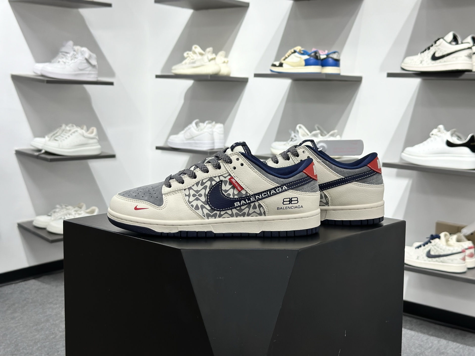 Nike SB Dunk Low x Balenciaga 白灰小勾满天星 XD1588-242 Nike SB Dunk Low x Balenciaga 白灰小勾满天星 XD1588-242
