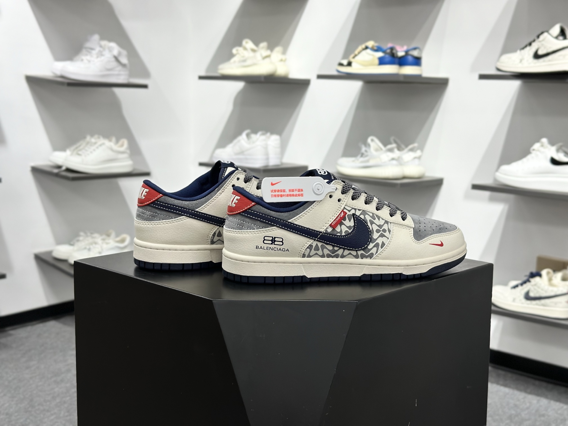 Nike SB Dunk Low x Balenciaga 白灰小勾满天星 XD1588-242 Nike SB Dunk Low x Balenciaga 白灰小勾满天星 XD1588-242