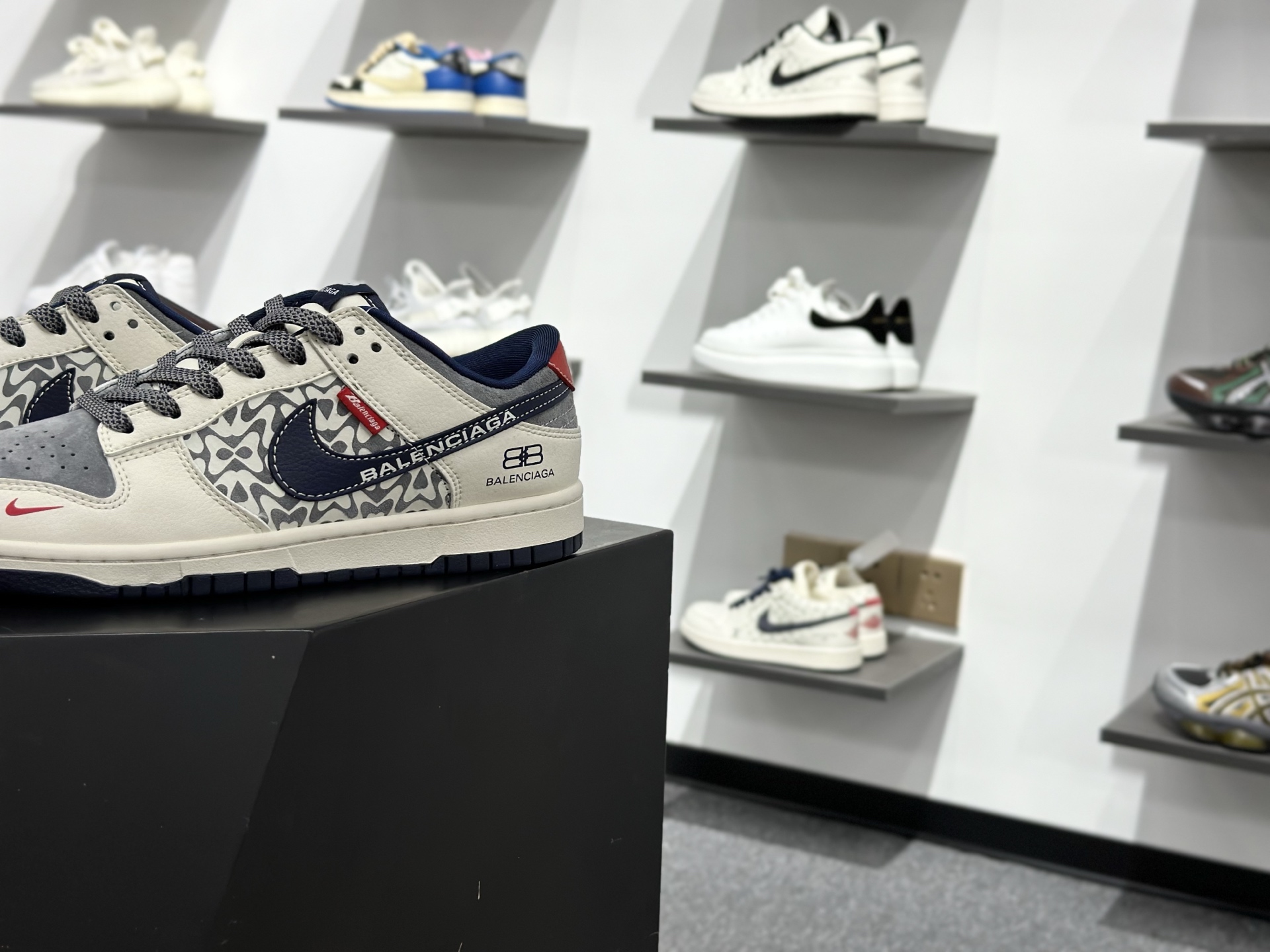Nike SB Dunk Low x Balenciaga 白灰小勾满天星 XD1588-242 Nike SB Dunk Low x Balenciaga 白灰小勾满天星 XD1588-242