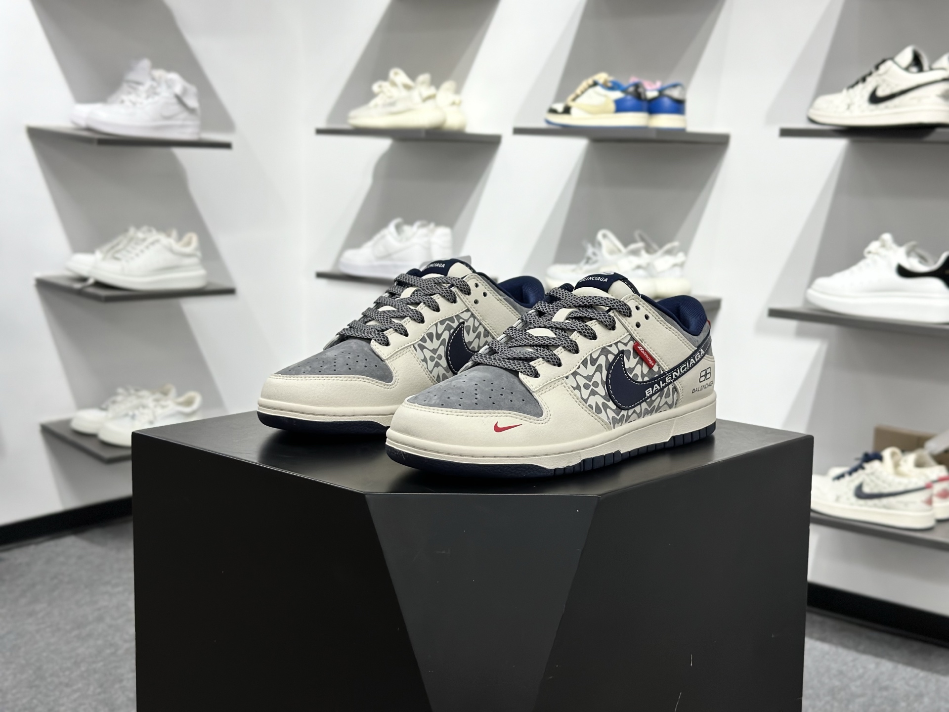 Nike SB Dunk Low x Balenciaga 白灰小勾满天星 XD1588-242 Nike SB Dunk Low x Balenciaga 白灰小勾满天星 XD1588-242