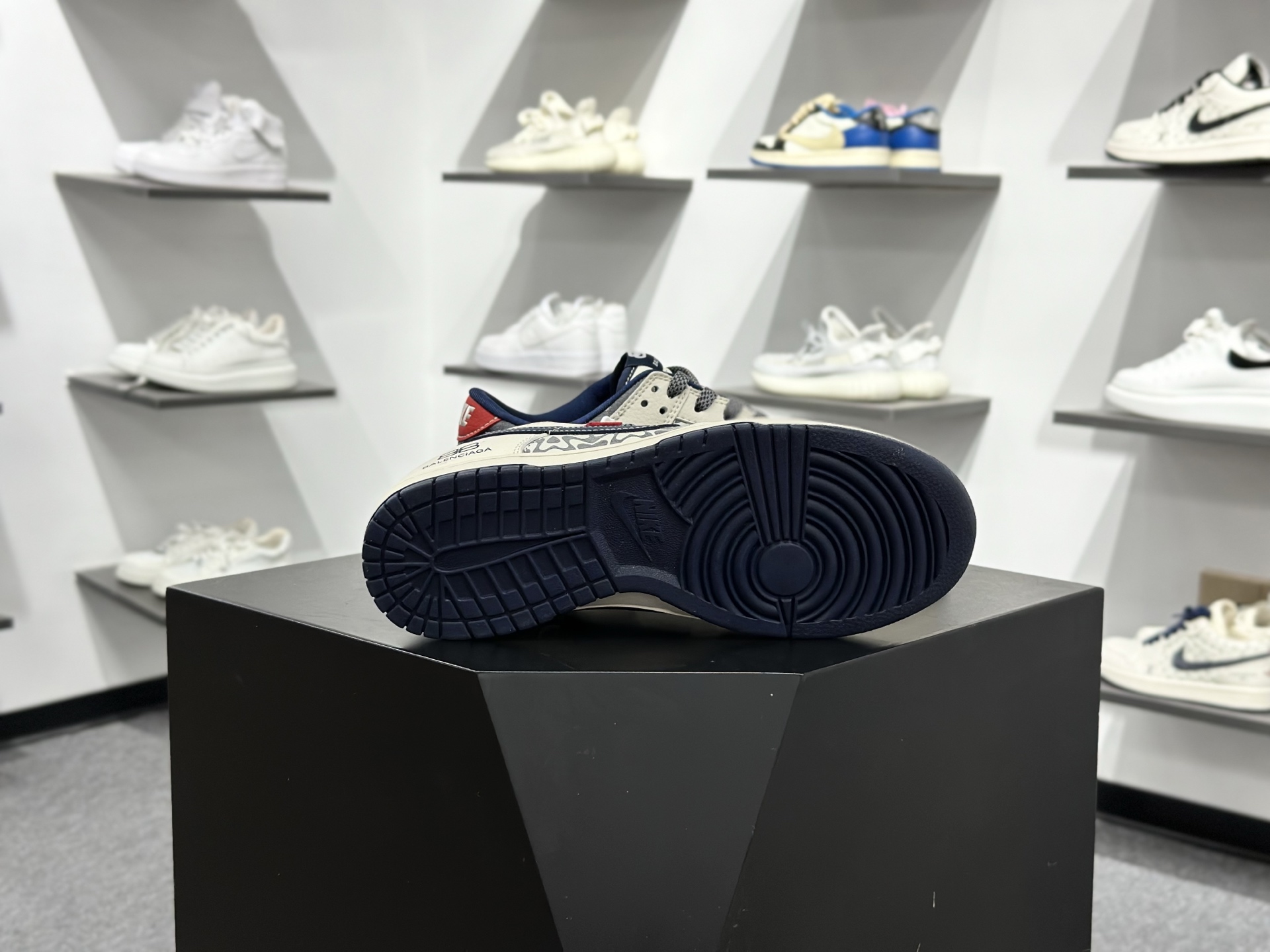 Nike SB Dunk Low x Balenciaga 白灰小勾满天星 XD1588-242 Nike SB Dunk Low x Balenciaga 白灰小勾满天星 XD1588-242