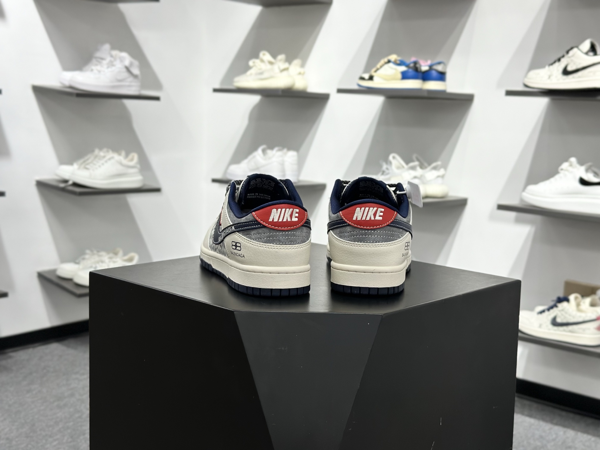 Nike SB Dunk Low x Balenciaga 白灰小勾满天星 XD1588-242 Nike SB Dunk Low x Balenciaga 白灰小勾满天星 XD1588-242
