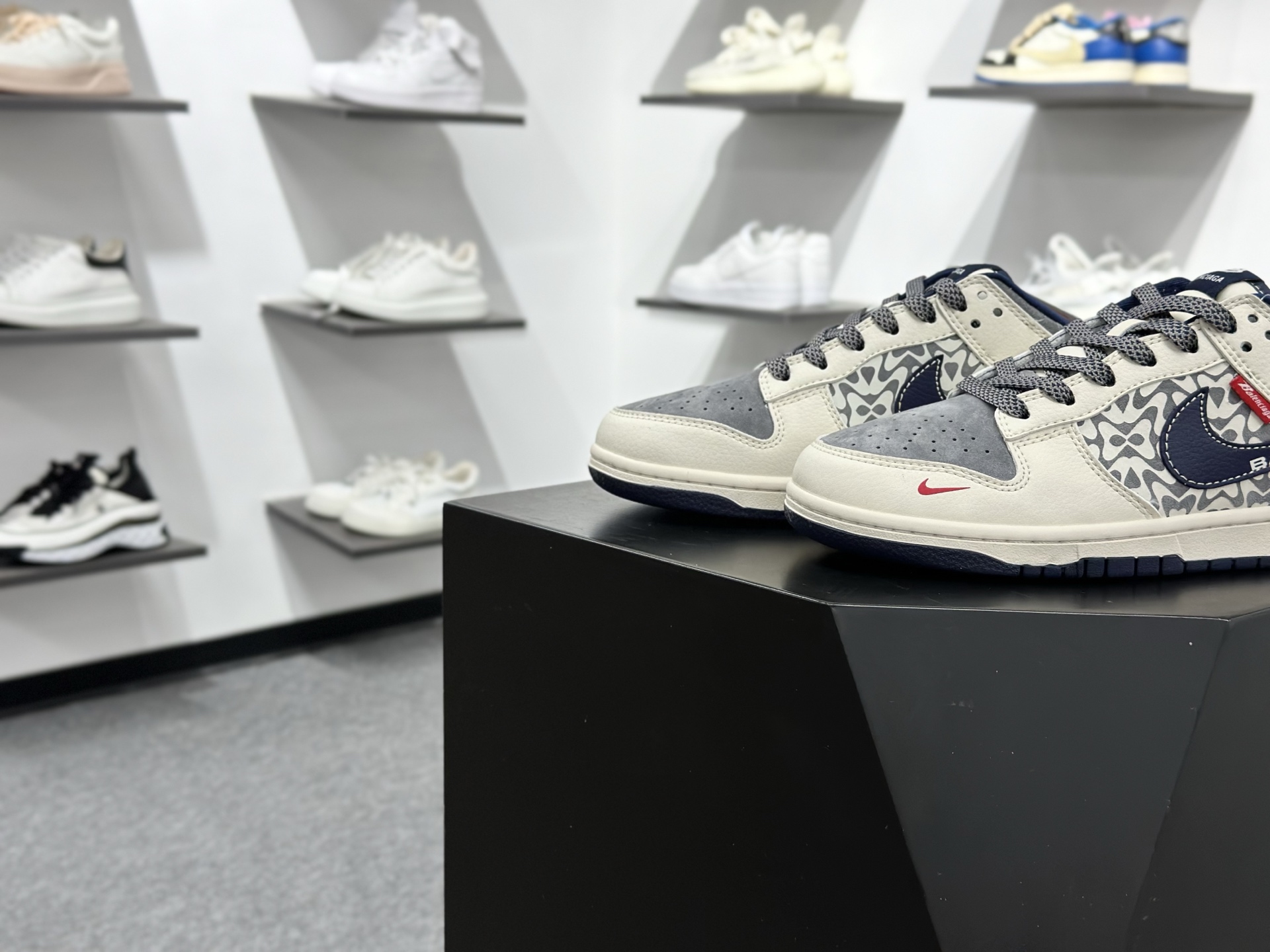 Nike SB Dunk Low x Balenciaga 白灰小勾满天星 XD1588-242 Nike SB Dunk Low x Balenciaga 白灰小勾满天星 XD1588-242