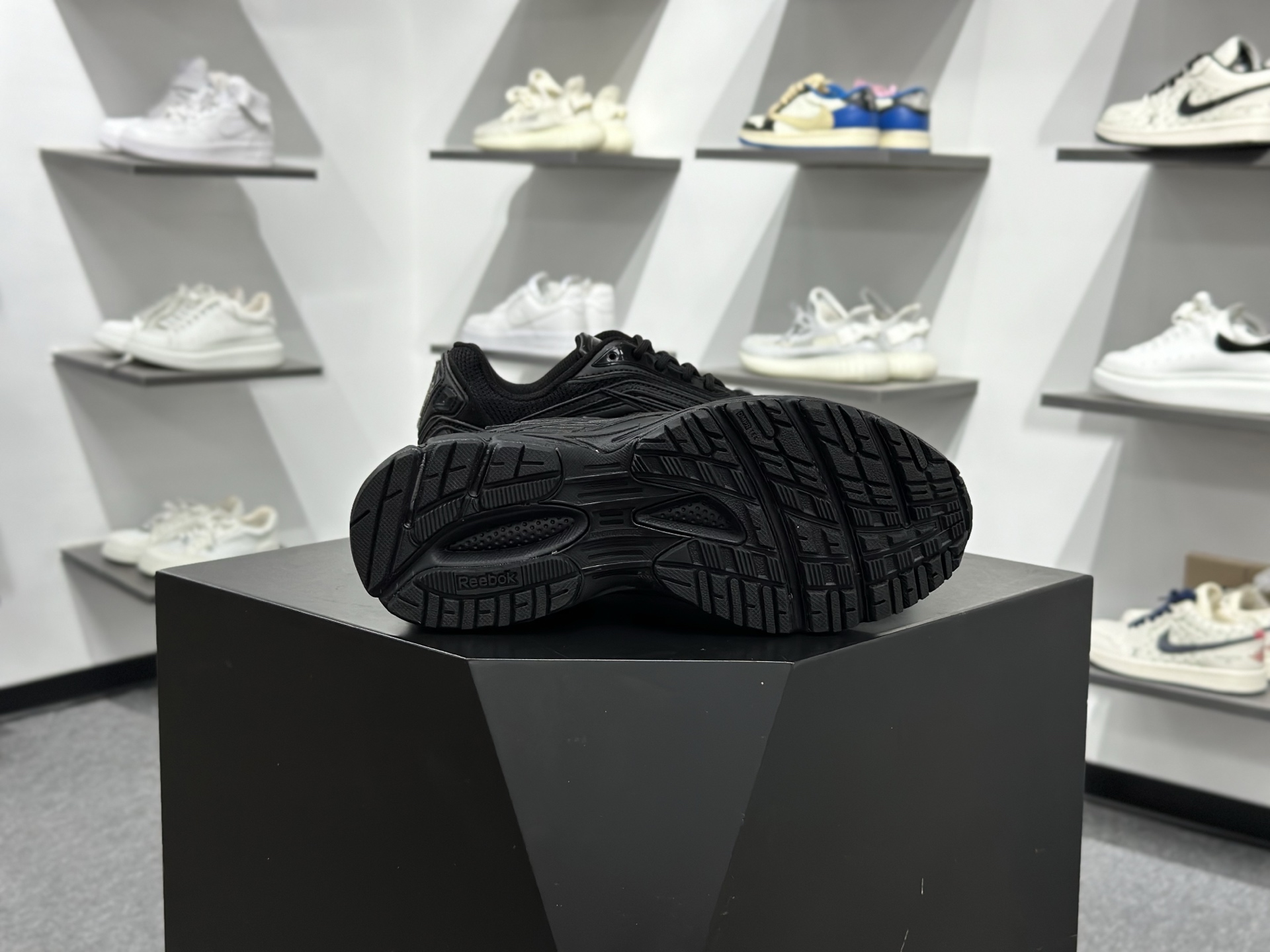 Reebok锐步 Premier Road Ultra 舒适百搭 低帮休闲运动鞋 RMLA06BC99MAT0022578-26 Reebok锐步 Premier Road Ultra 舒适百搭 低帮休闲运动鞋 RMLA06BC99MAT0022578-26