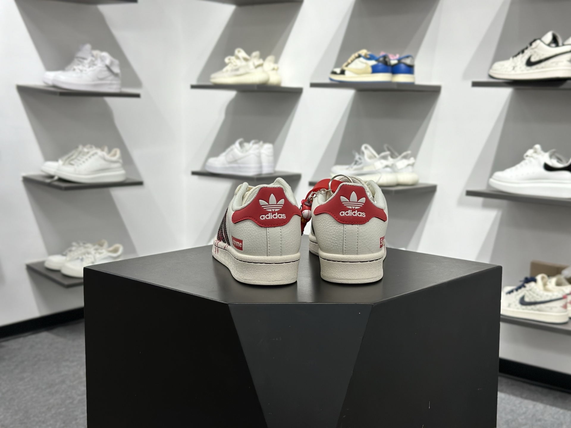 贝壳头Adidas Originals Superstar 白黑 全新配色贝壳头休闲板鞋 贝壳头Adidas Originals Superstar 白黑 全新配色贝壳头休闲板鞋