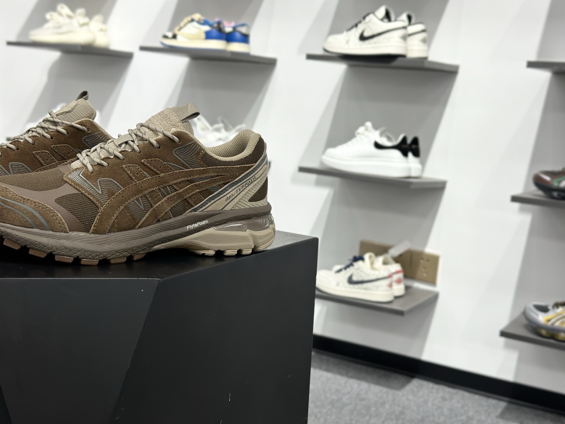 Asics Gel-1130 复古单品 采用透气网眼布鞋 1203A584-200