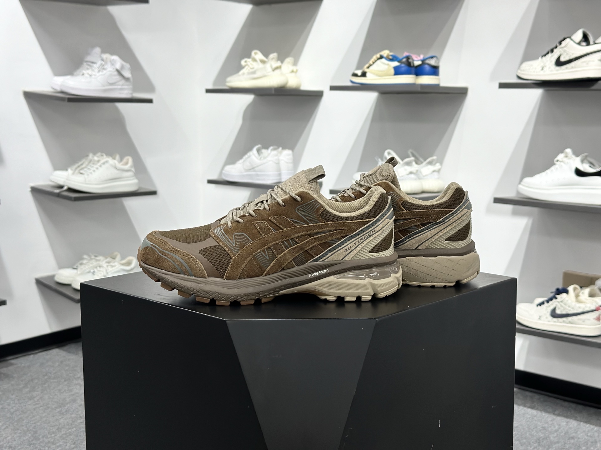 Asics Gel-1130 复古单品 采用透气网眼布鞋 1203A584-200