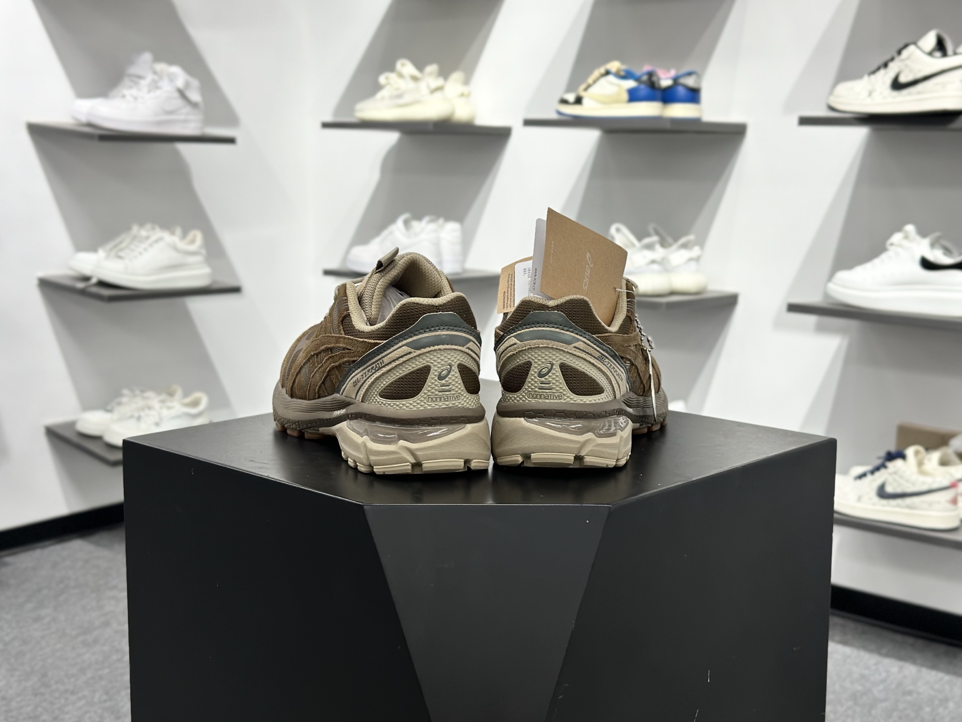 Asics Gel-1130 复古单品 采用透气网眼布鞋 1203A584-200