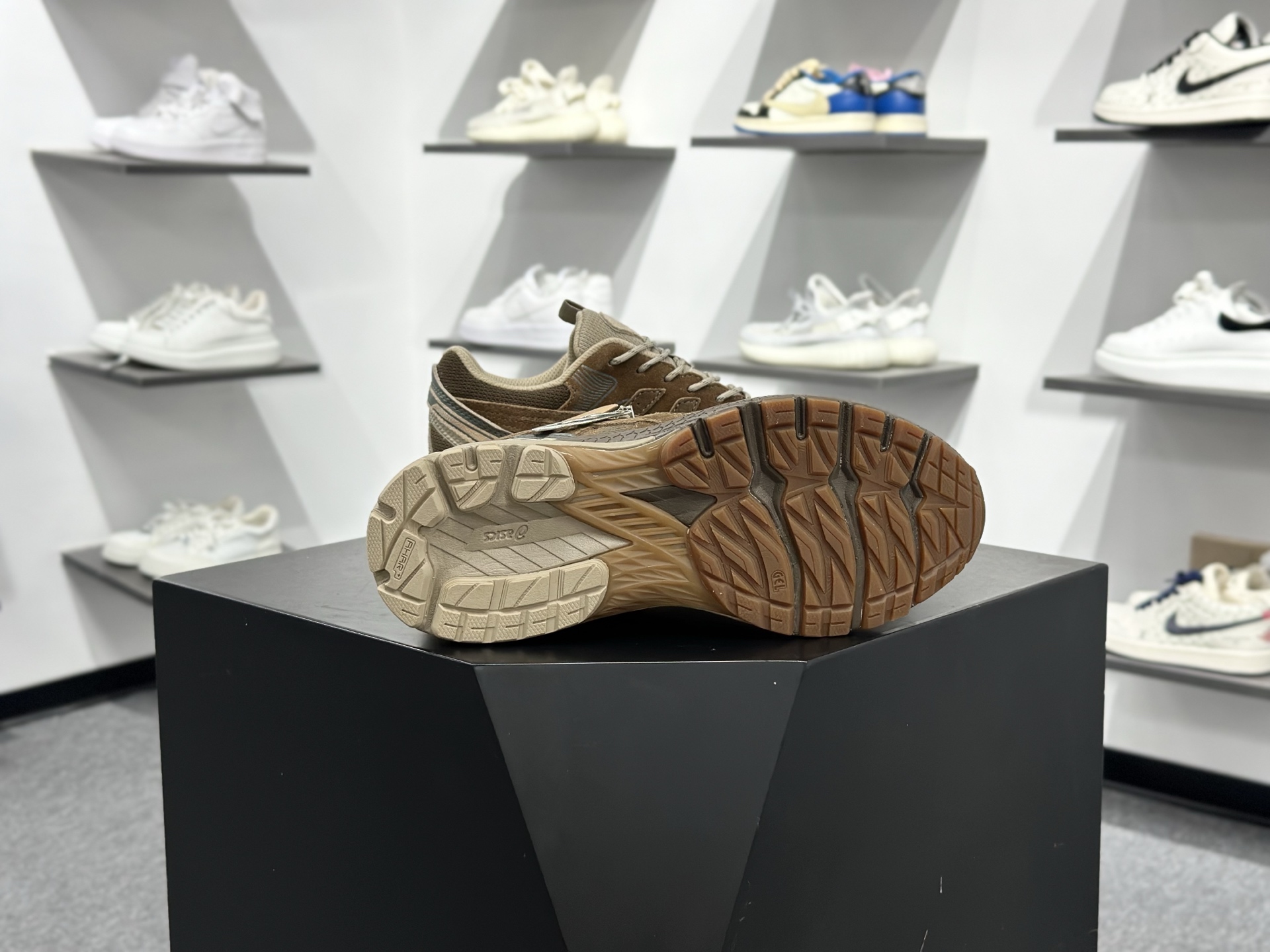 Asics Gel-1130 复古单品 采用透气网眼布鞋 1203A584-200