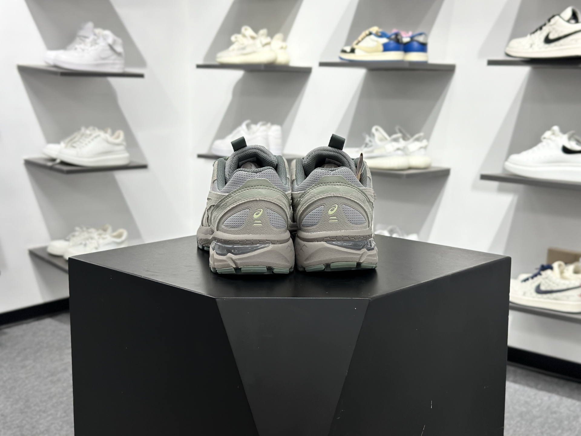 Asics Gel-1130 复古单品 采用透气网眼布鞋面材质 1203A444-020