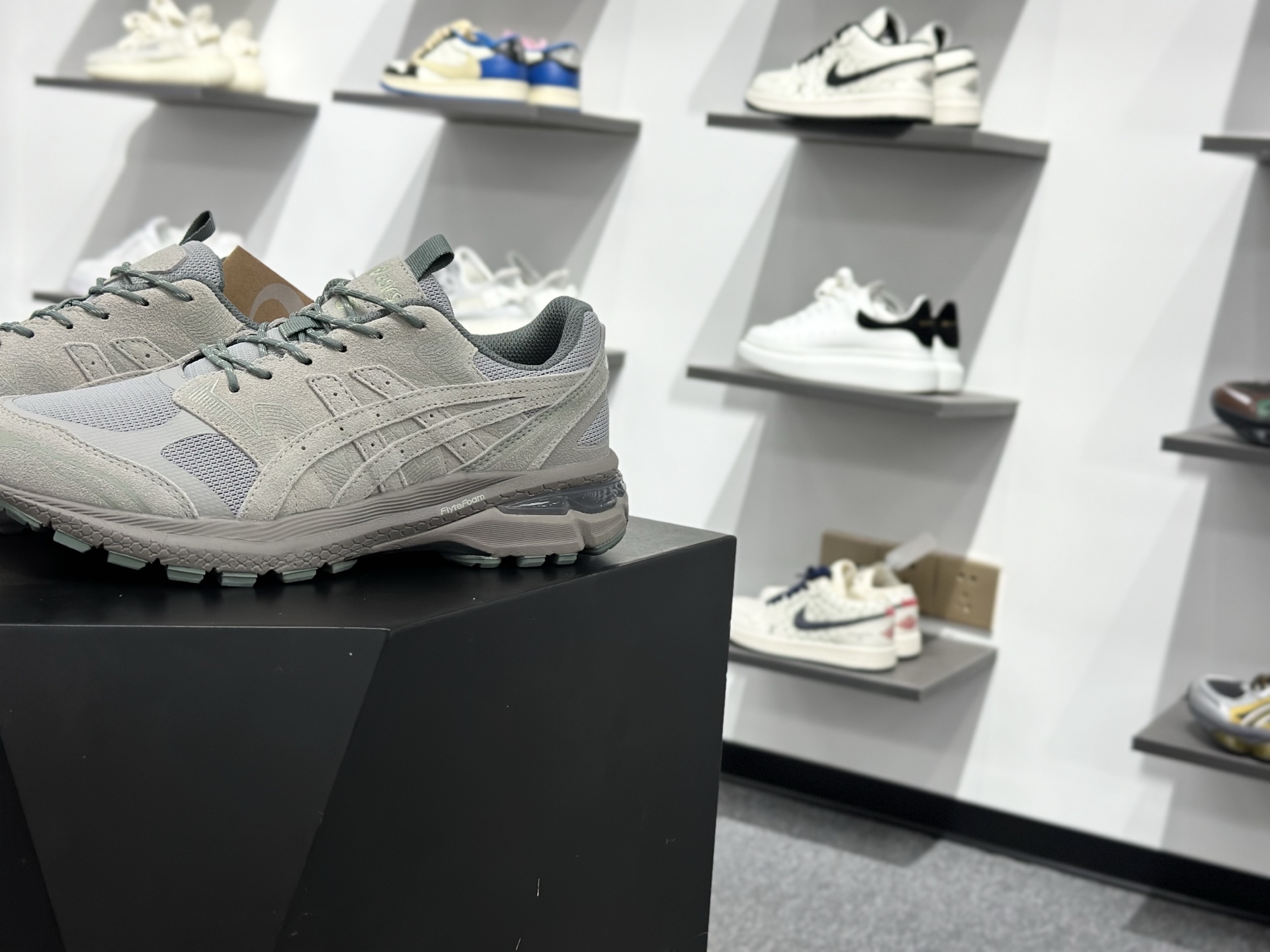 Asics Gel-1130 复古单品 采用透气网眼布鞋面材质 1203A444-020