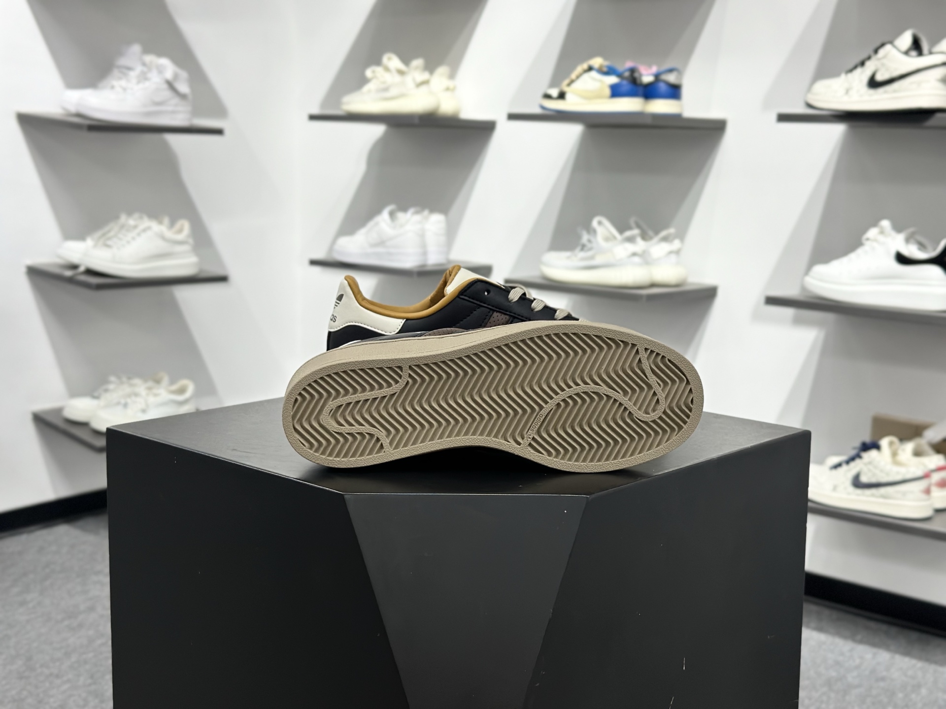 Adidas SUPERSTAR 经典贝壳头 JP9187