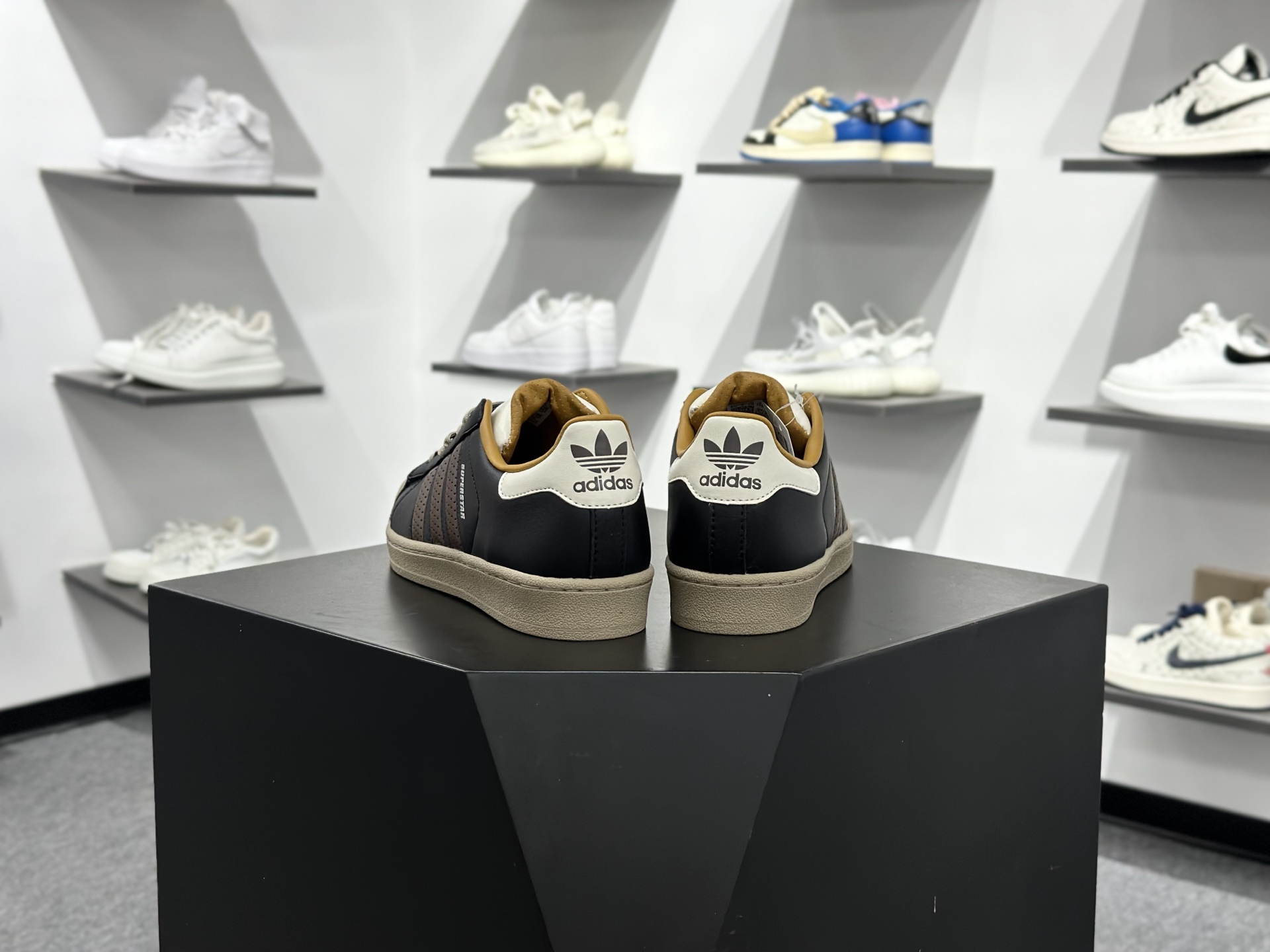 Adidas SUPERSTAR 经典贝壳头 JP9187