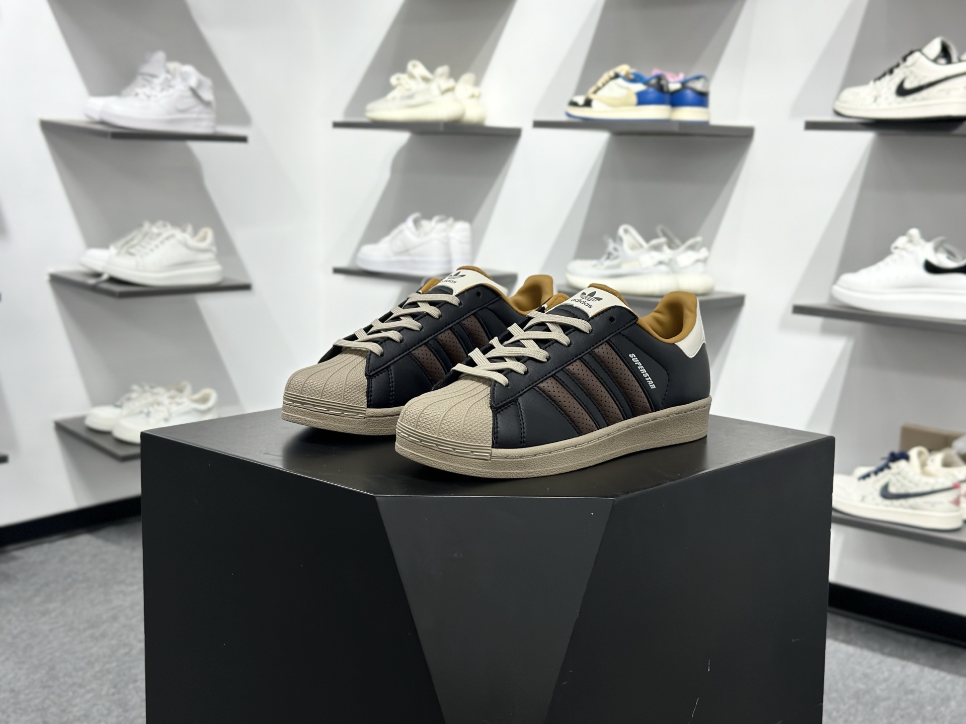 Adidas SUPERSTAR 经典贝壳头 JP9187