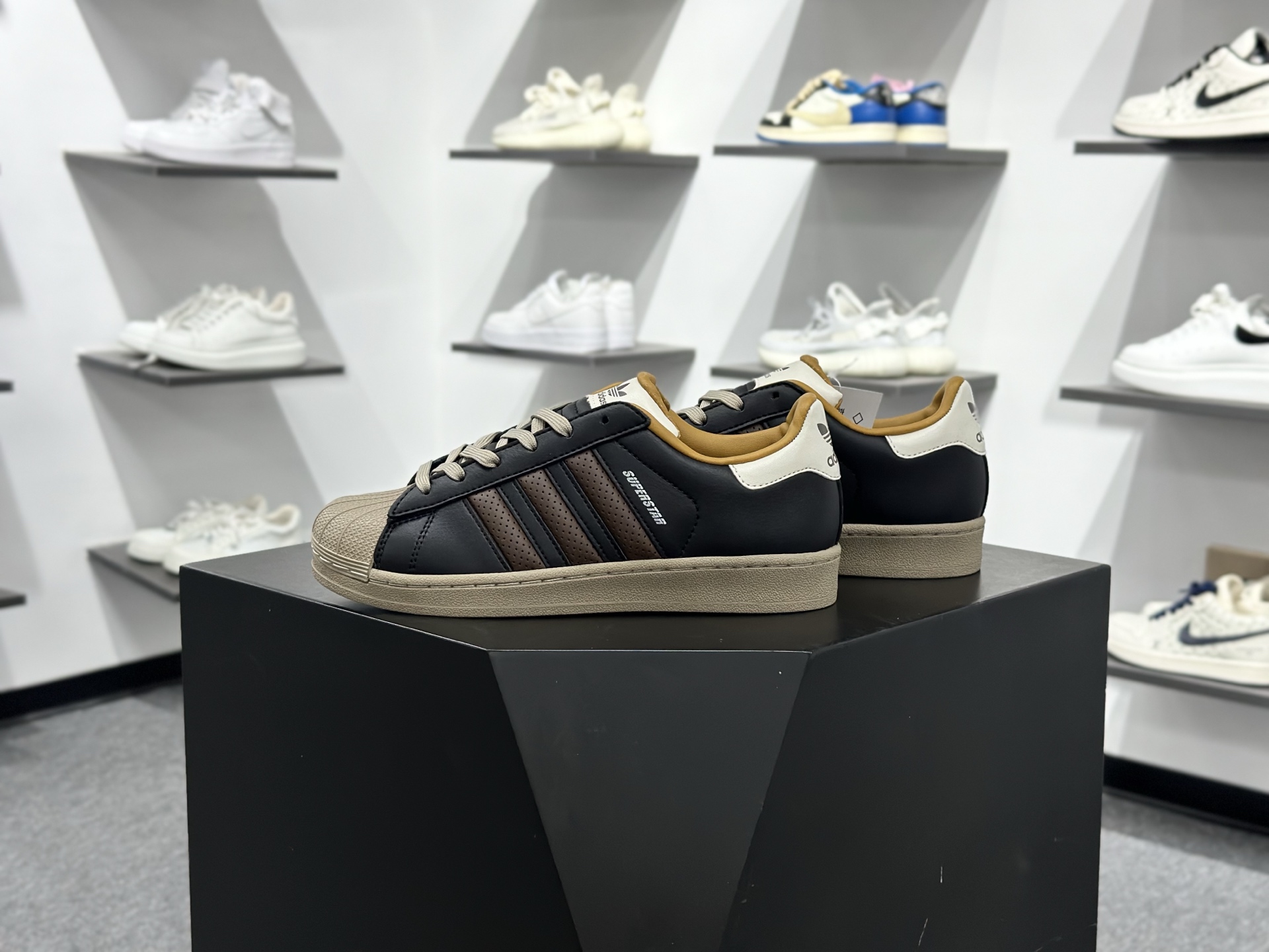 Adidas SUPERSTAR 经典贝壳头 JP9187