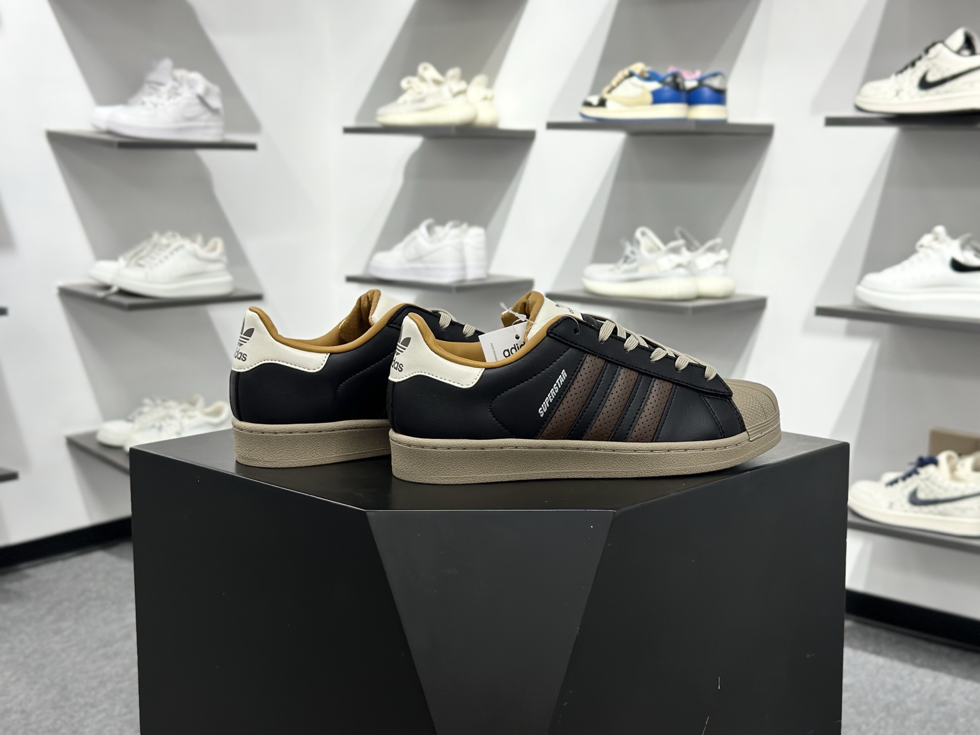 Adidas SUPERSTAR 经典贝壳头 JP9187