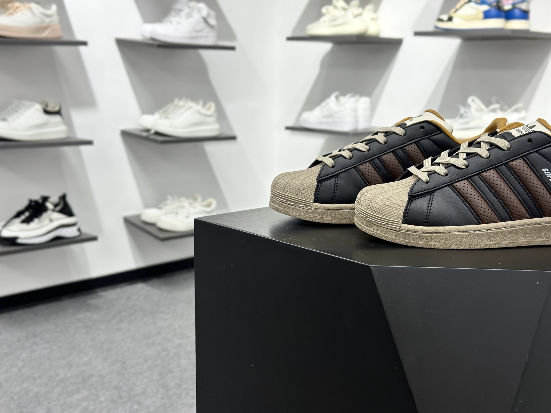 Adidas SUPERSTAR 经典贝壳头 JP9187