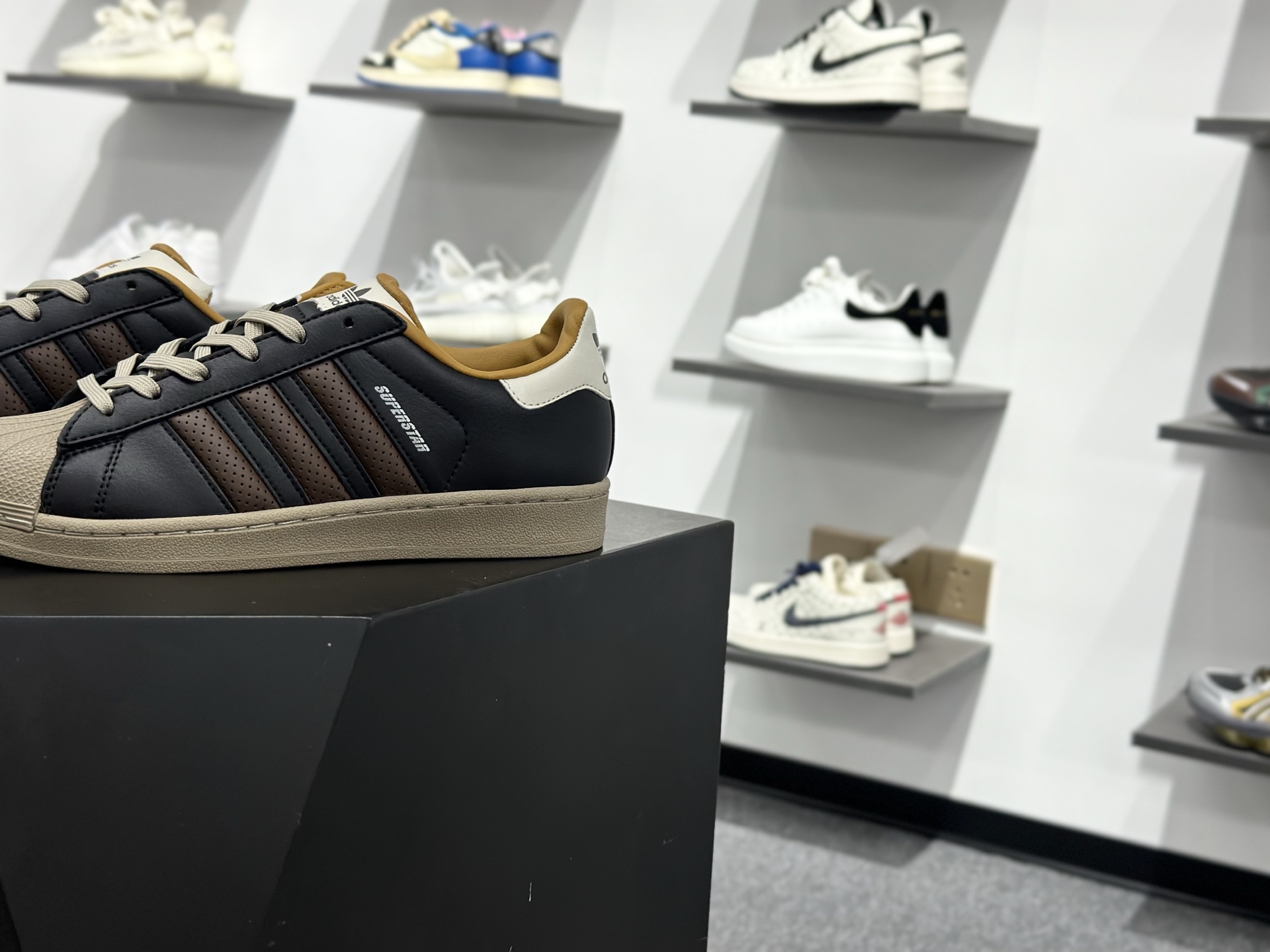 Adidas SUPERSTAR 经典贝壳头 JP9187