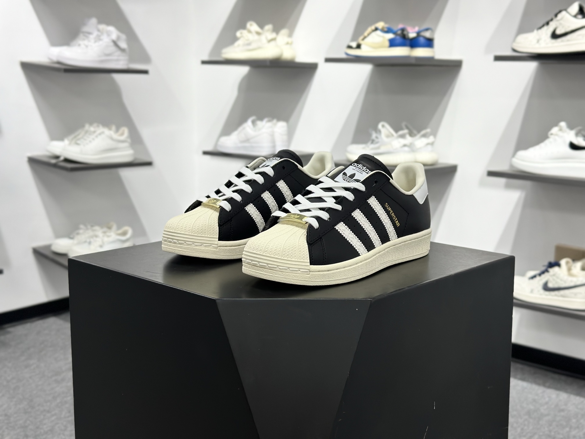 Adidas SUPERSTAR 经典贝壳头 ID4676