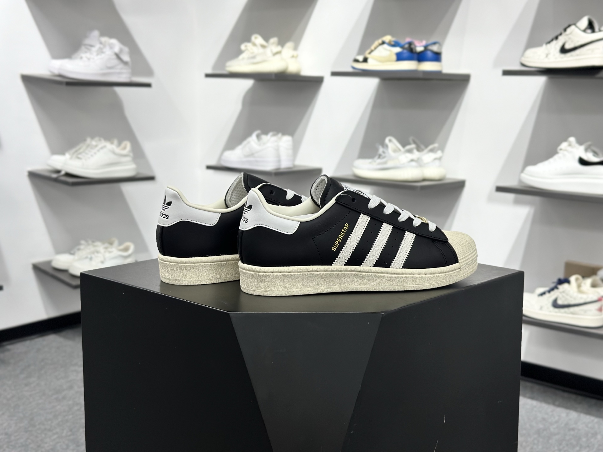 Adidas SUPERSTAR 经典贝壳头 ID4676