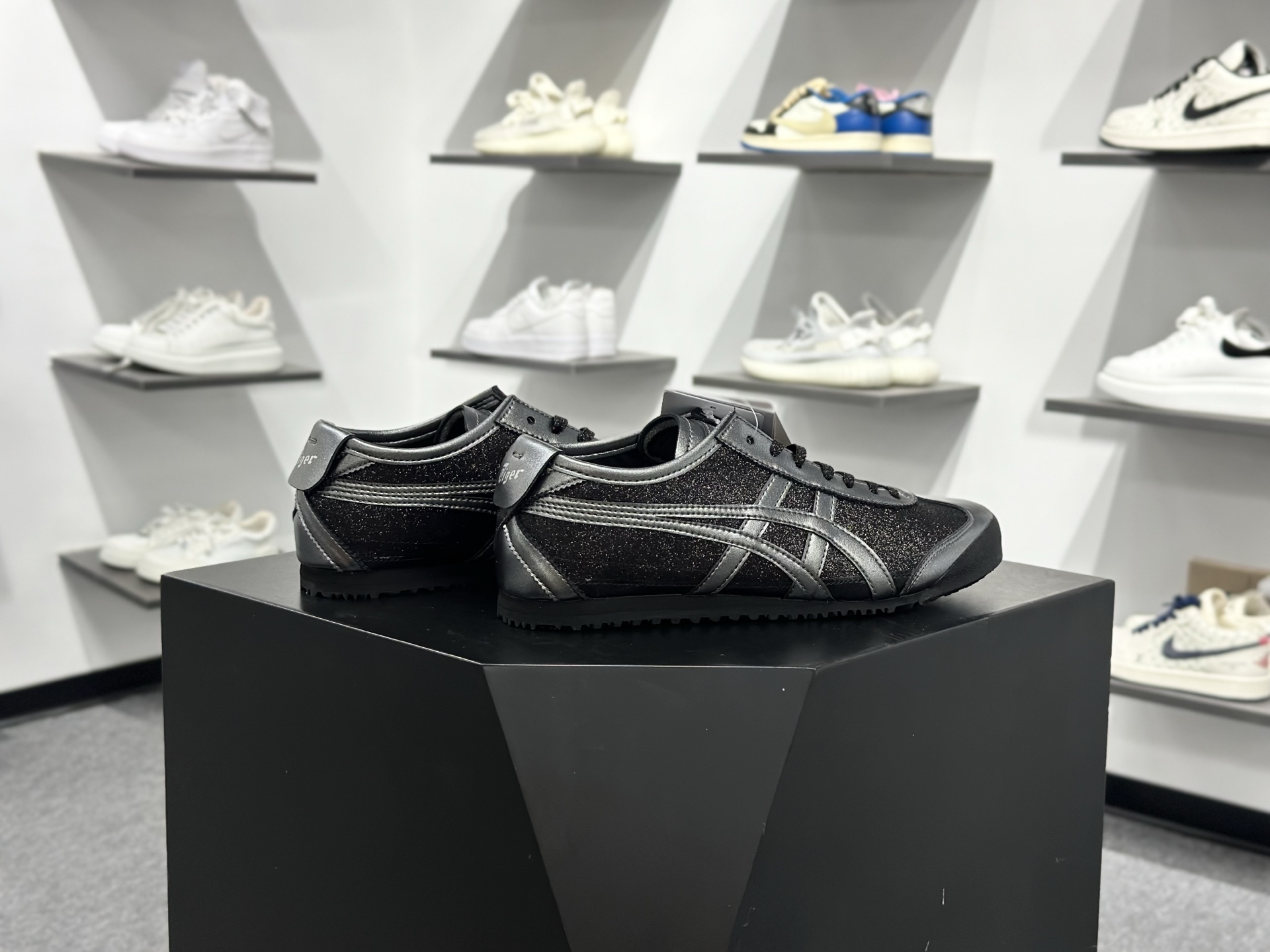 Asics Onitsuka Tiger MEXICO 66 亚瑟士鬼冢虎复古经典板鞋 1183C480-001