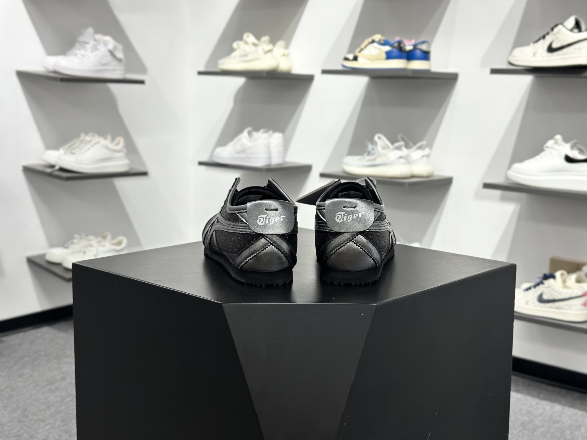 Asics Onitsuka Tiger MEXICO 66 亚瑟士鬼冢虎复古经典板鞋 1183C480-001