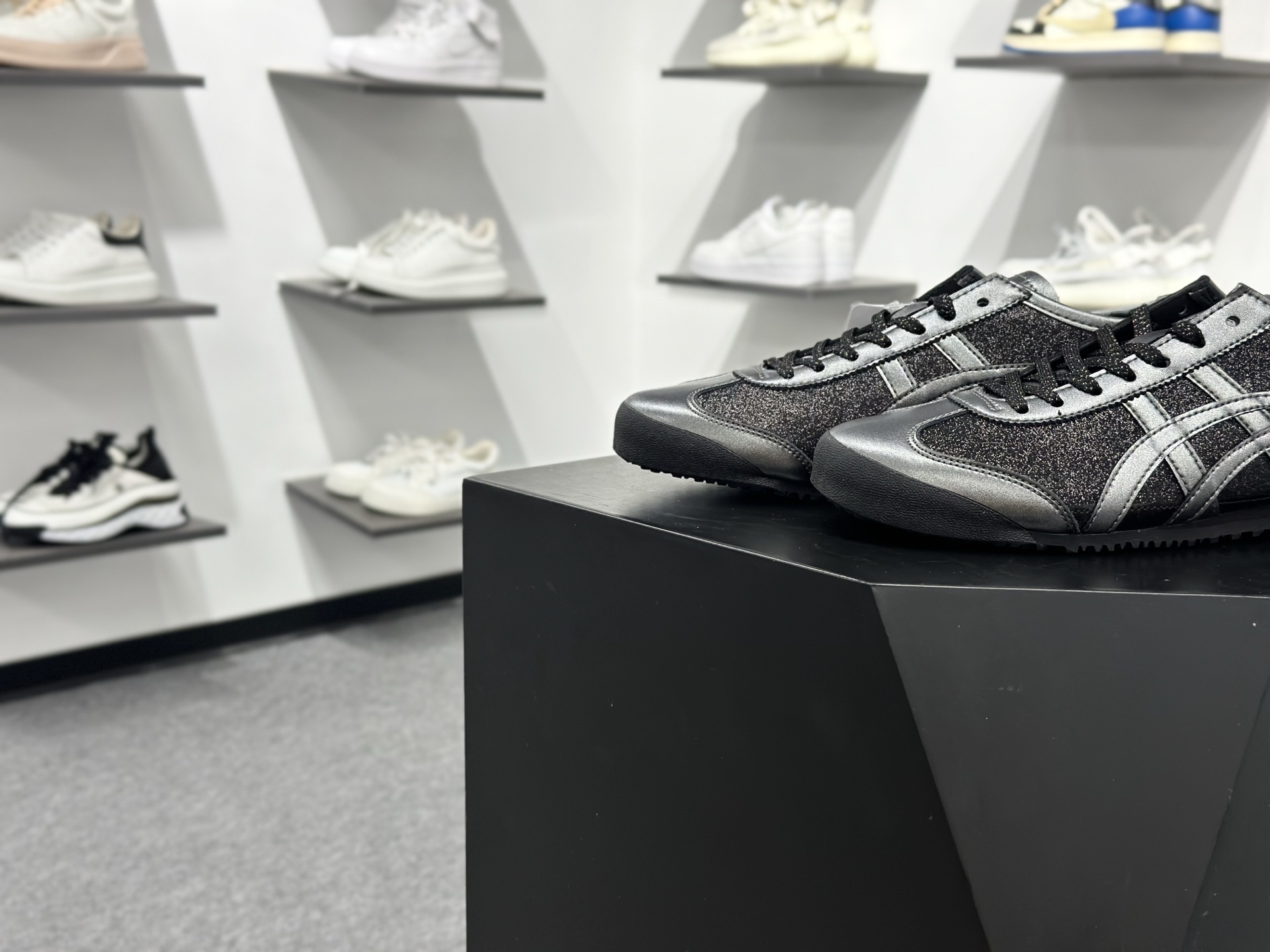 Asics Onitsuka Tiger MEXICO 66 亚瑟士鬼冢虎复古经典板鞋 1183C480-001