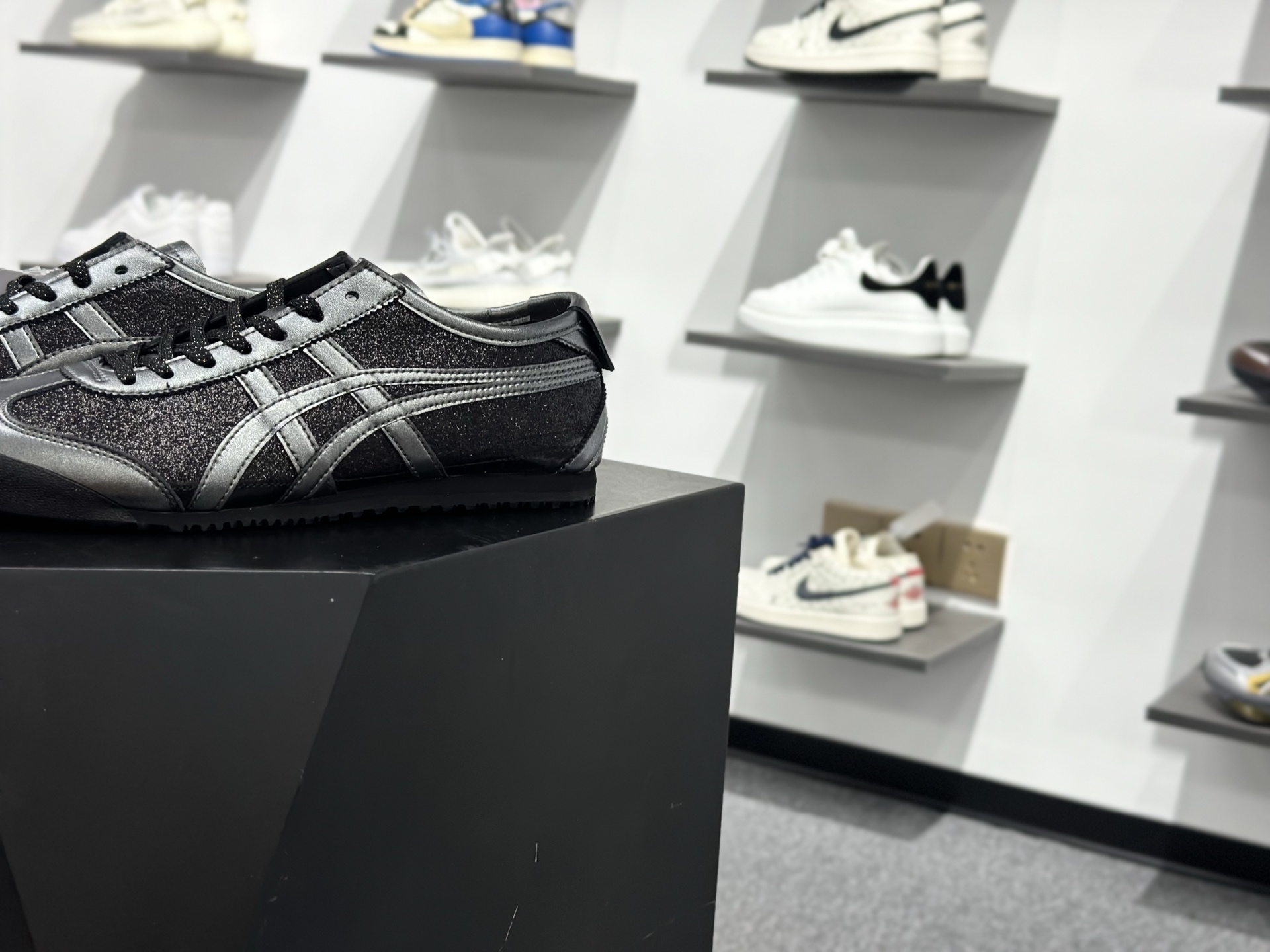 Asics Onitsuka Tiger MEXICO 66 亚瑟士鬼冢虎复古经典板鞋 1183C480-001