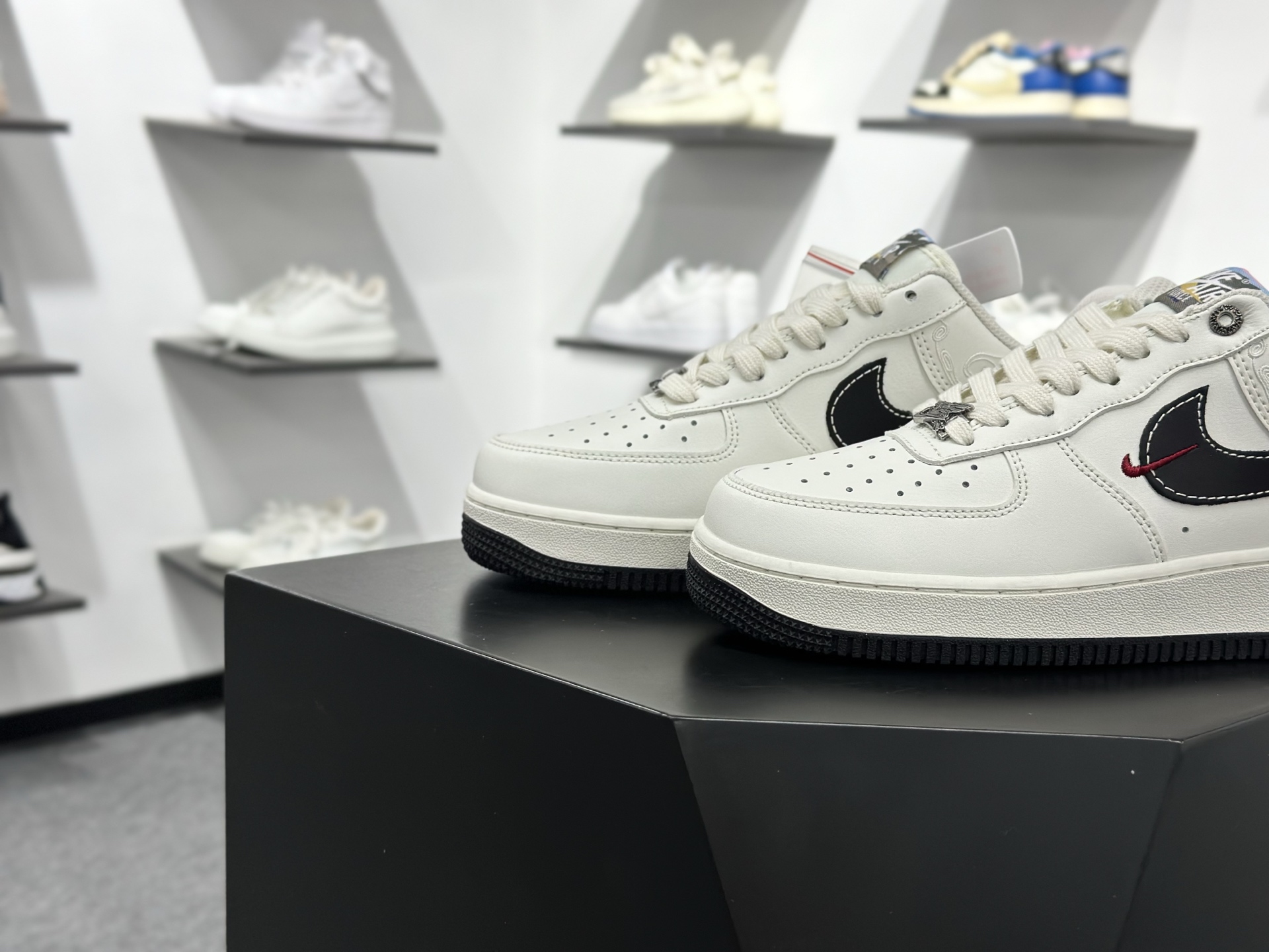 Nike Air Force 1 Low 07 马年限定 白黑小勾 DD1982-347