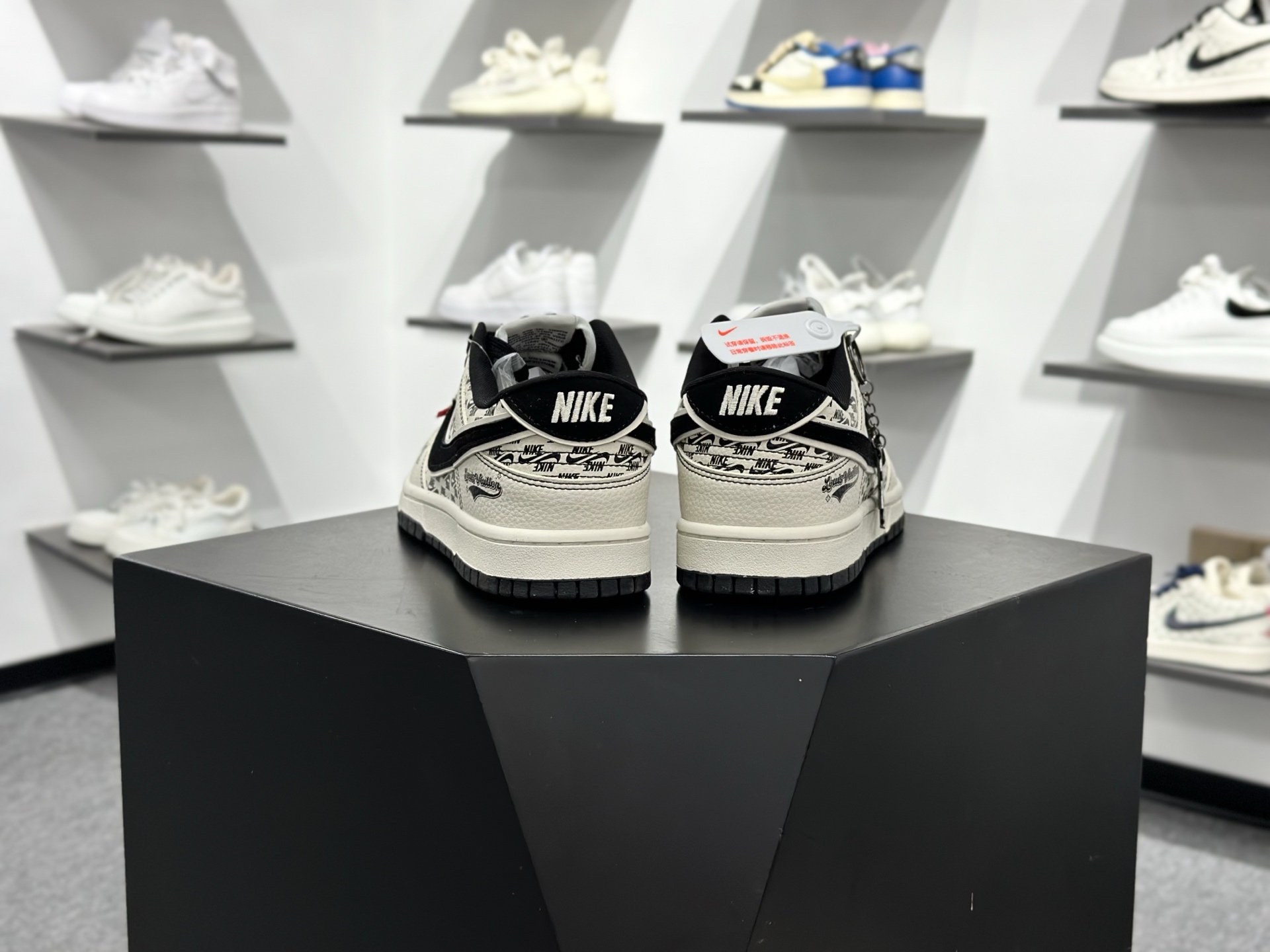 Nike SB Dunk Low x Louis Vuitton 白黑小勾 MN1688-103