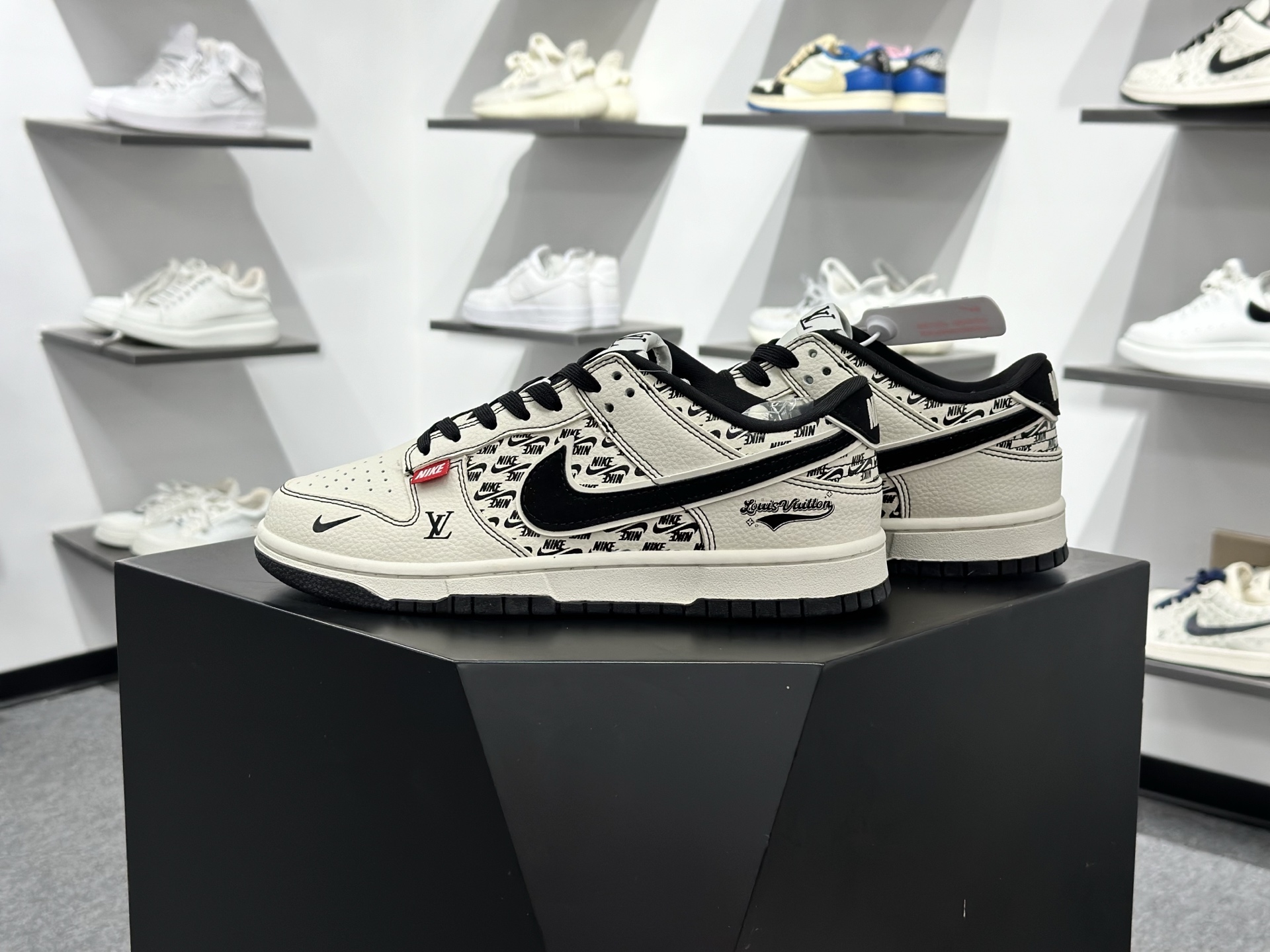 Nike SB Dunk Low x Louis Vuitton 白黑小勾 MN1688-103