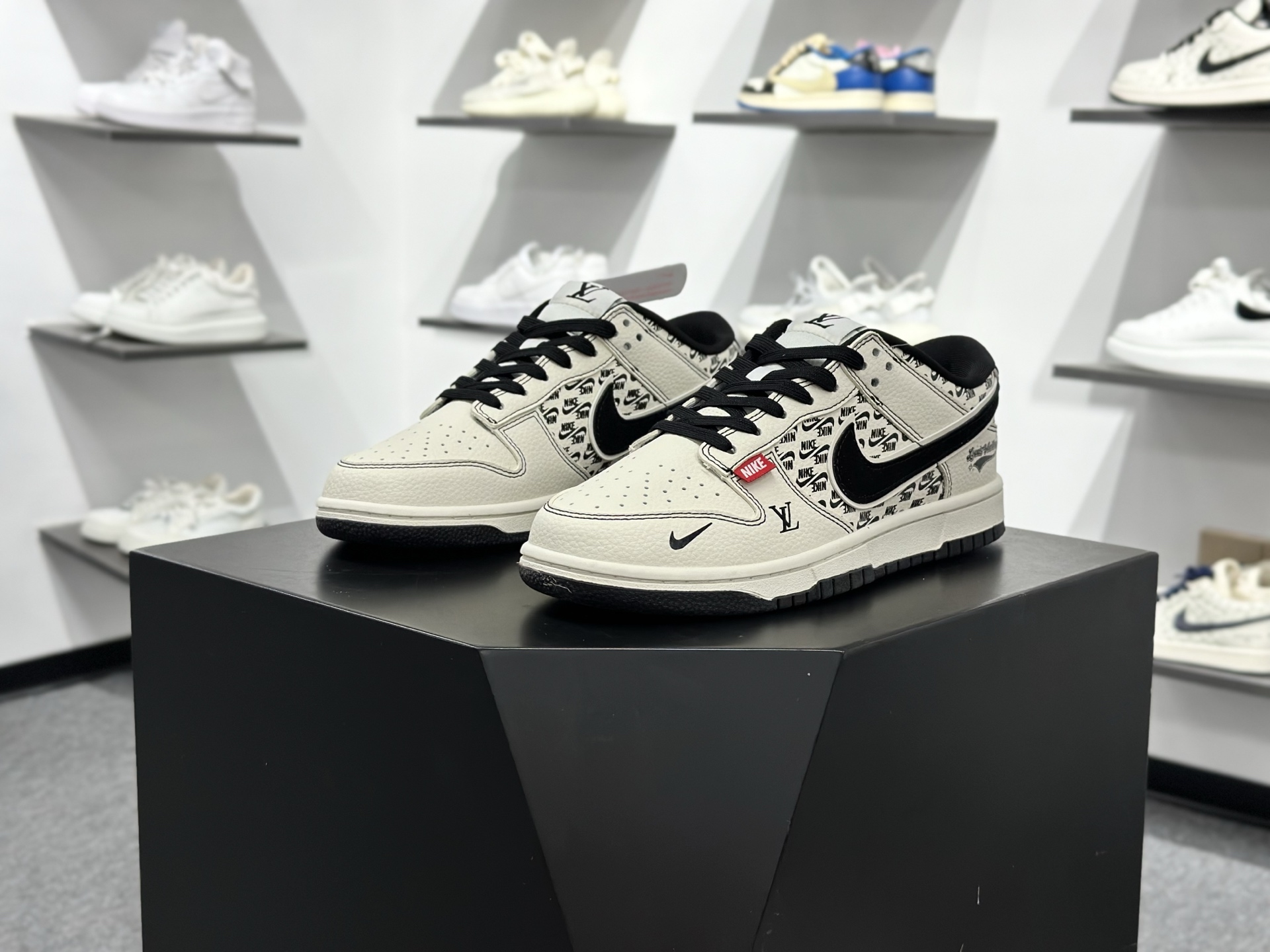 Nike SB Dunk Low x Louis Vuitton 白黑小勾 MN1688-103