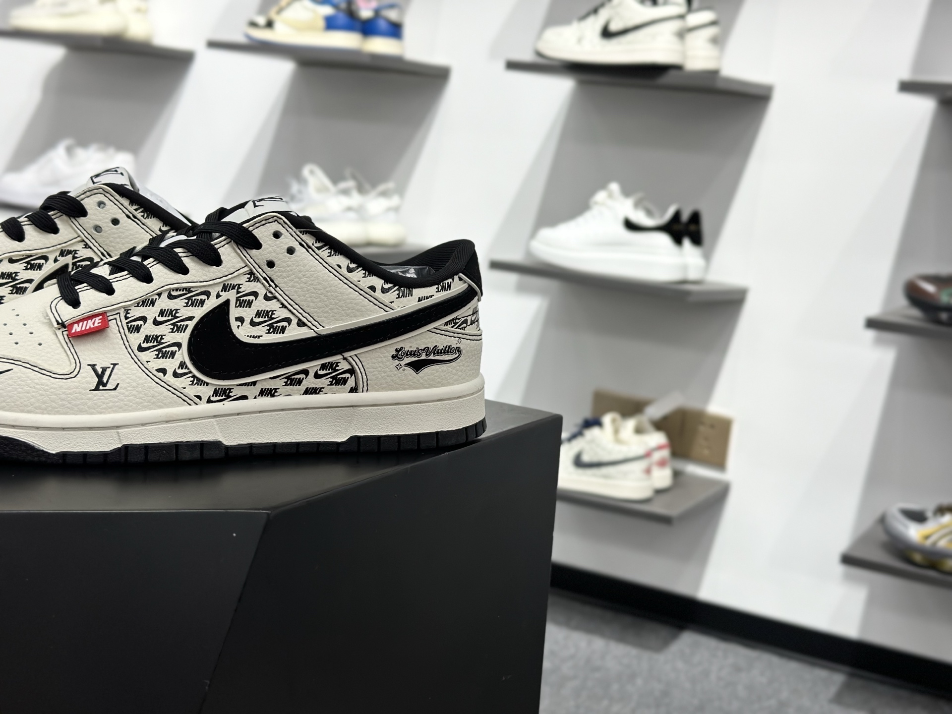 Nike SB Dunk Low x Louis Vuitton 白黑小勾 MN1688-103
