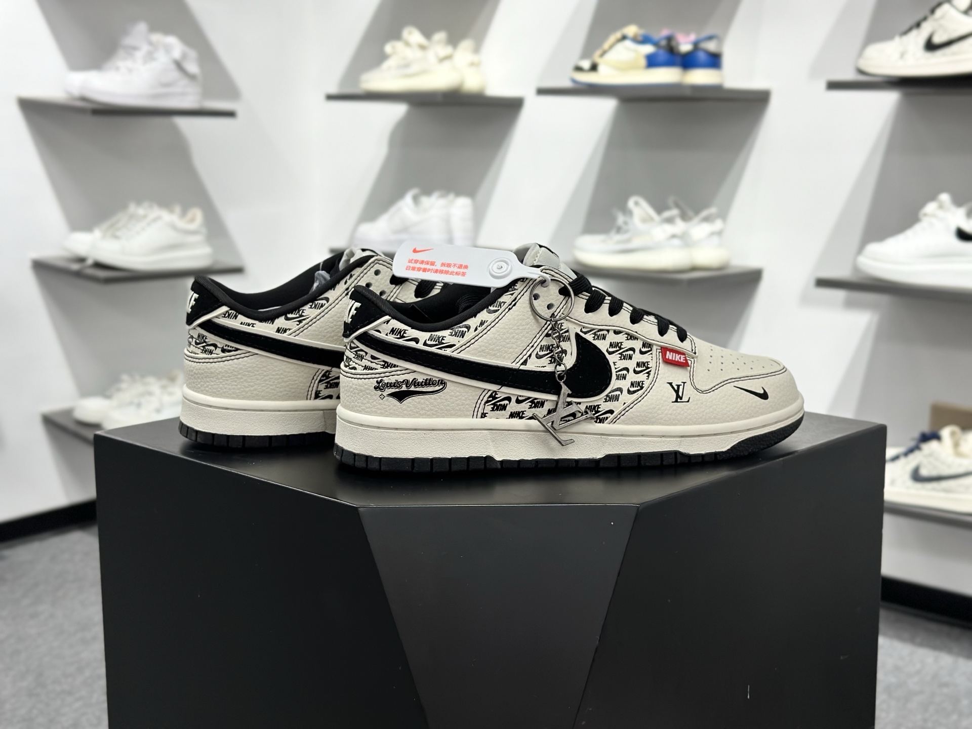 Nike SB Dunk Low x Louis Vuitton 白黑小勾 MN1688-103
