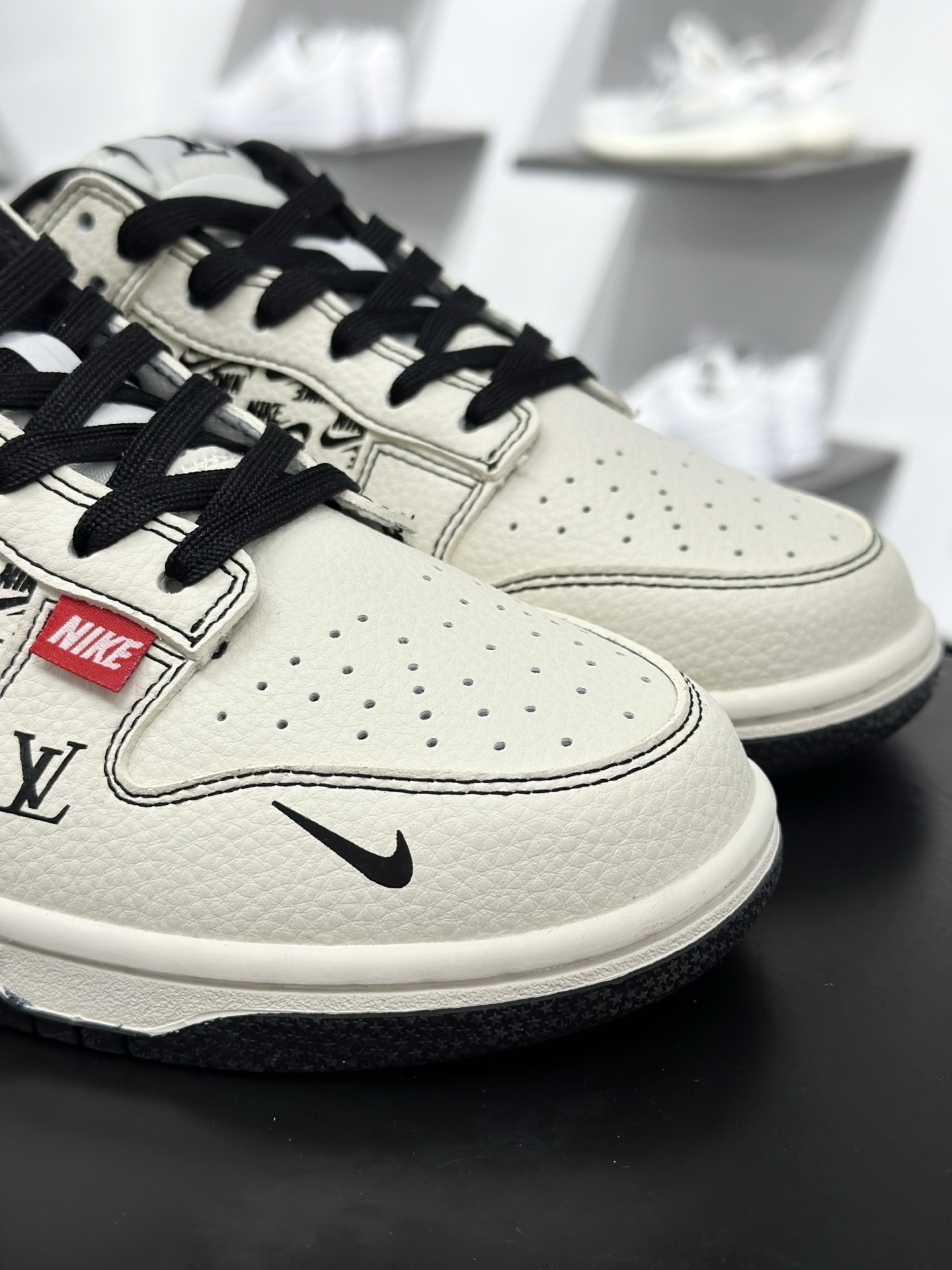 Nike SB Dunk Low x Louis Vuitton 白黑小勾 MN1688-103
