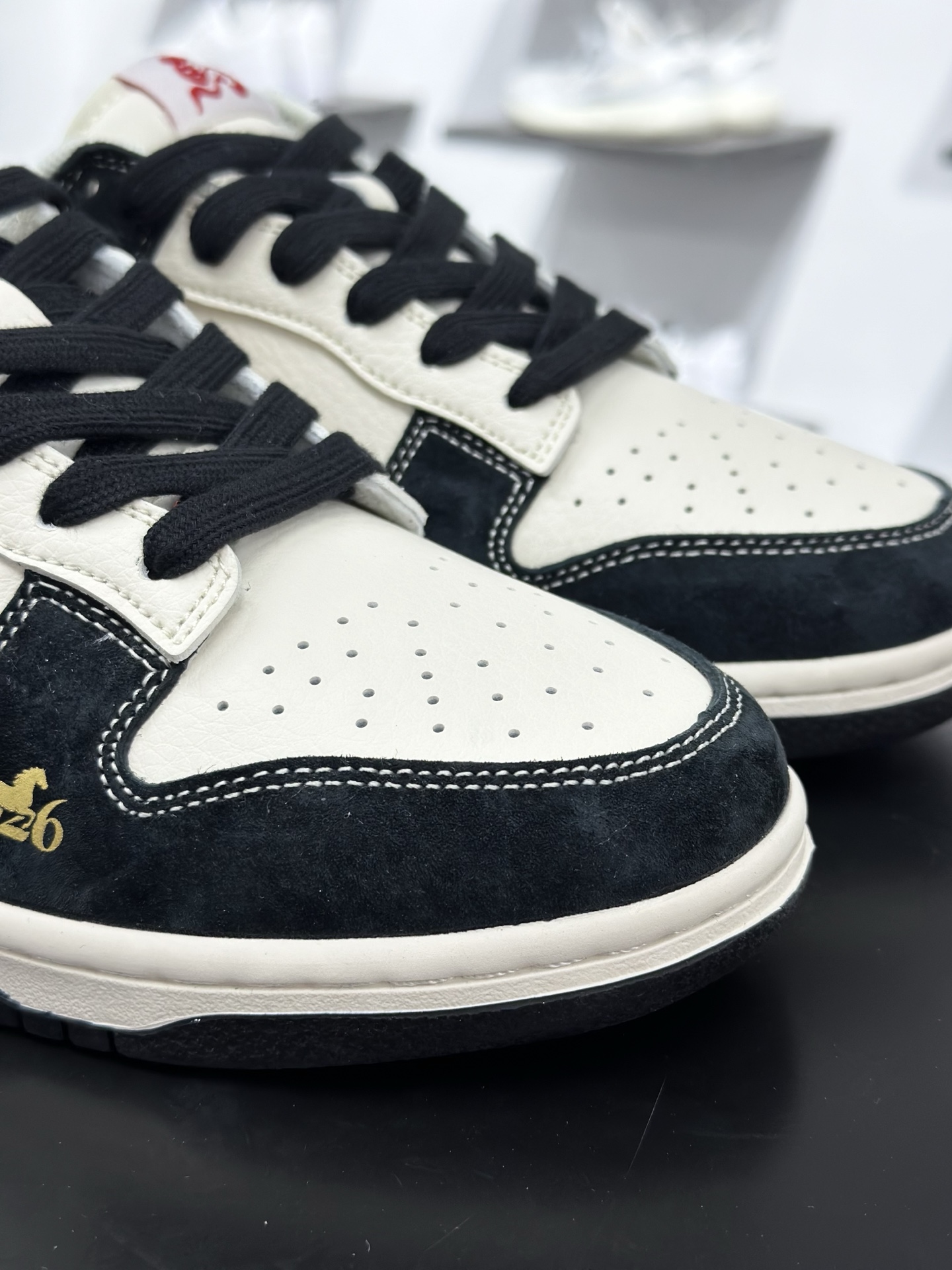 Nike SB Dunk Low 马年限定 黑白红 FC1688-259-Top High Quatity Cheap Sneakers Fashion Clothing Clothes Bags handbags Shoes of all Brand wholesale With The best Quality And Beautiful Price from China Factory Chinese suppliers wholesaler seller Nike SB Dunk Low 马年限定 黑白红 FC1688-259