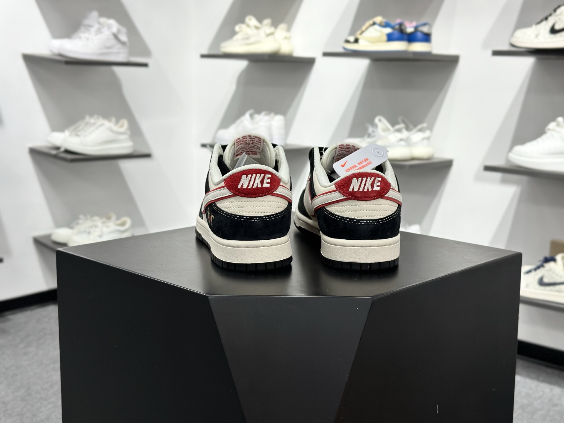 Nike SB Dunk Low 马年限定 黑白红 FC1688-259-Top High Quatity Cheap Sneakers Fashion Clothing Clothes Bags handbags Shoes of all Brand wholesale With The best Quality And Beautiful Price from China Factory Chinese suppliers wholesaler seller Nike SB Dunk Low 马年限定 黑白红 FC1688-259