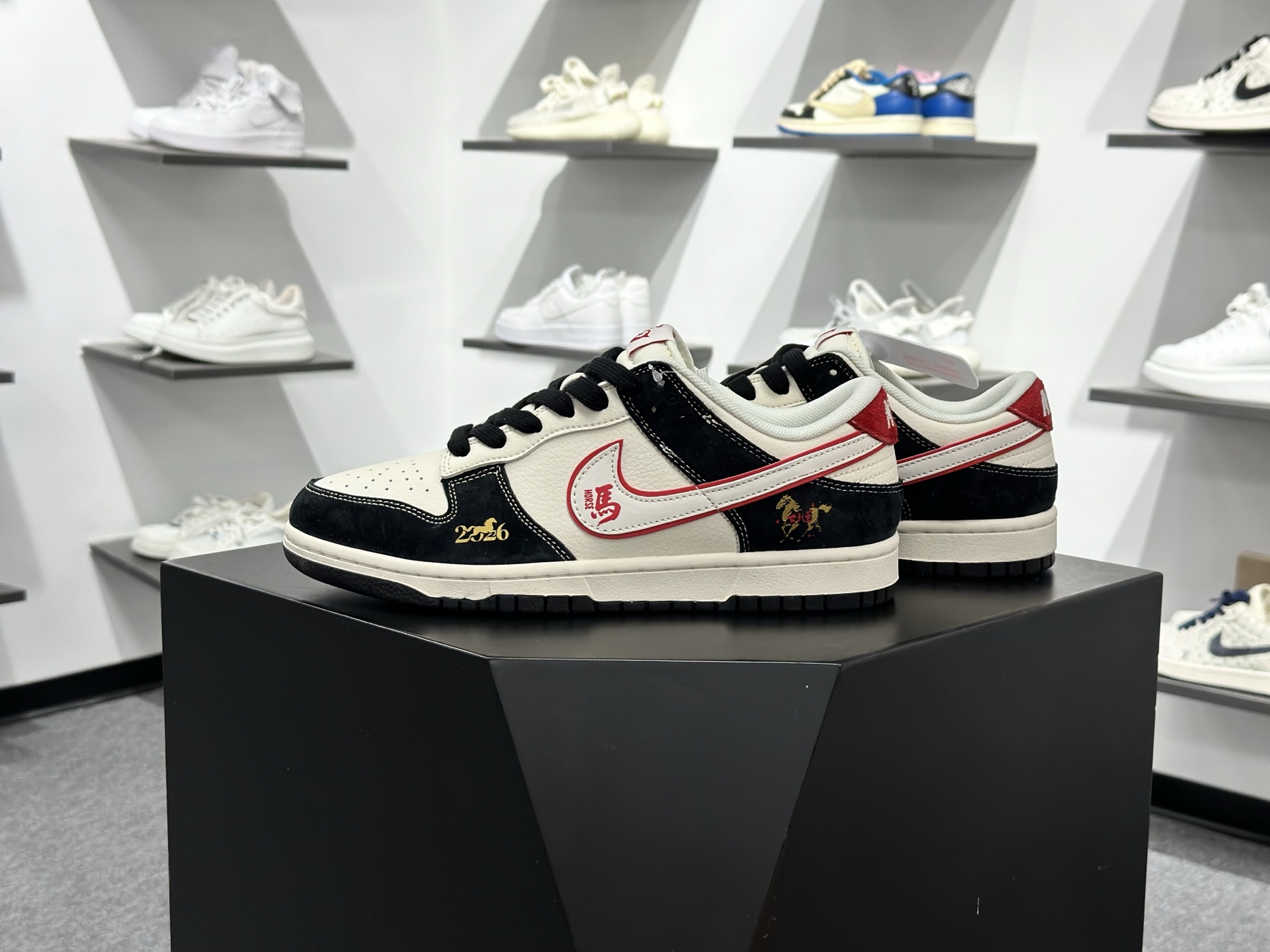 Nike SB Dunk Low 马年限定 黑白红 FC1688-259-Top High Quatity Cheap Sneakers Fashion Clothing Clothes Bags handbags Shoes of all Brand wholesale With The best Quality And Beautiful Price from China Factory Chinese suppliers wholesaler seller Nike SB Dunk Low 马年限定 黑白红 FC1688-259