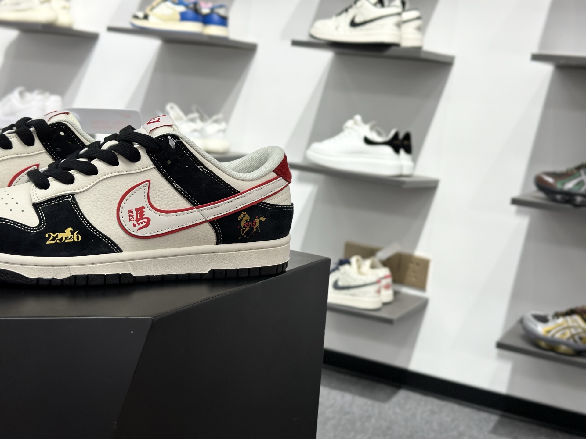 Nike SB Dunk Low 马年限定 黑白红 FC1688-259-Top High Quatity Cheap Sneakers Fashion Clothing Clothes Bags handbags Shoes of all Brand wholesale With The best Quality And Beautiful Price from China Factory Chinese suppliers wholesaler seller Nike SB Dunk Low 马年限定 黑白红 FC1688-259