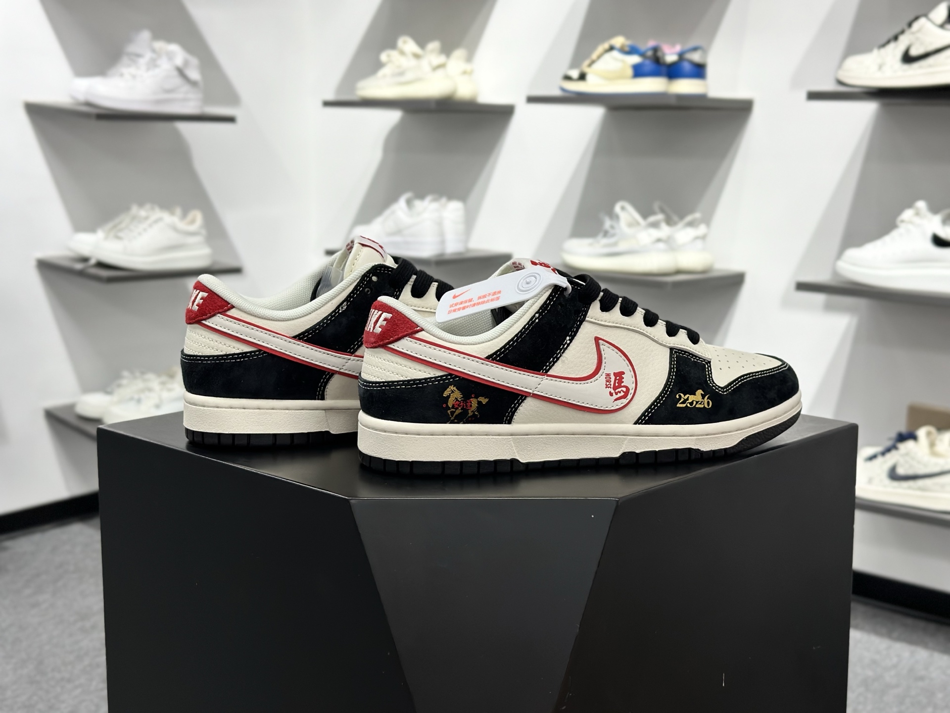 Nike SB Dunk Low 马年限定 黑白红 FC1688-259-Top High Quatity Cheap Sneakers Fashion Clothing Clothes Bags handbags Shoes of all Brand wholesale With The best Quality And Beautiful Price from China Factory Chinese suppliers wholesaler seller Nike SB Dunk Low 马年限定 黑白红 FC1688-259